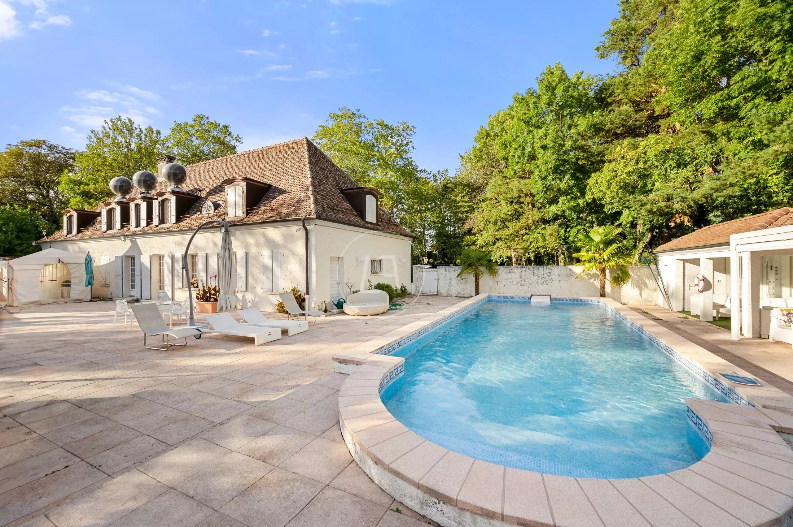 Außenbereich mit Pool und Villa