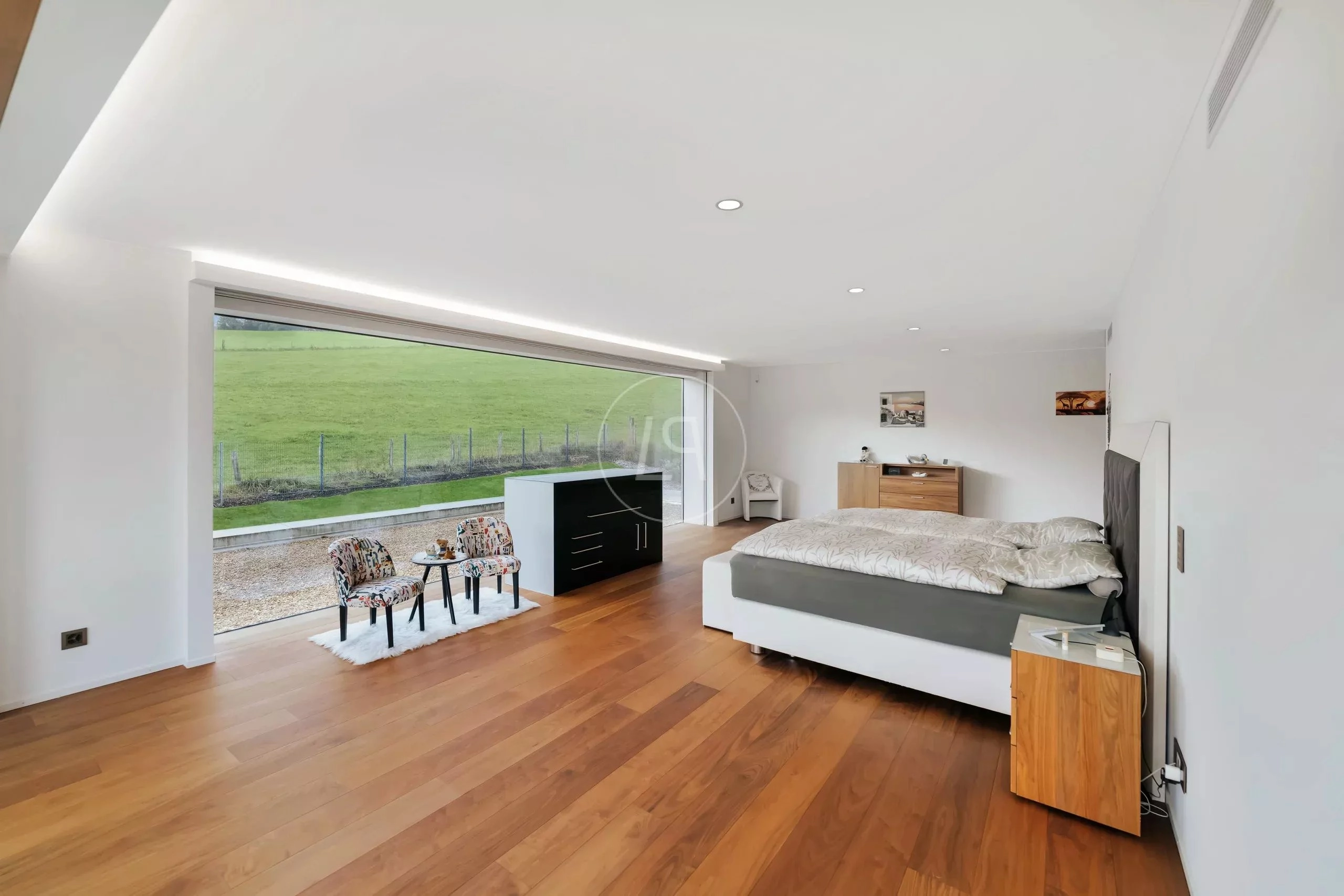 Modernes Schlafzimmer mit Panoramafenster