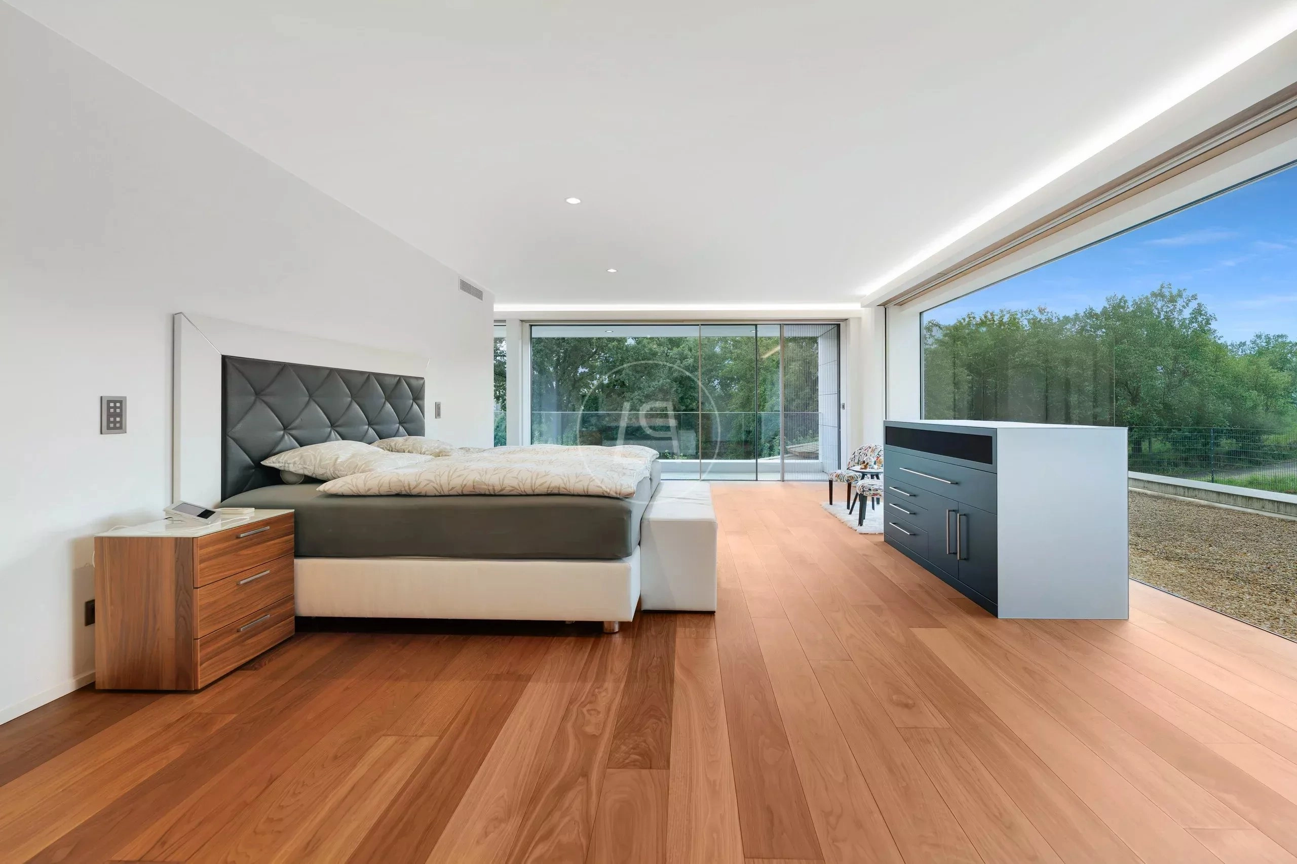 Modernes Schlafzimmer mit Panoramafenstern