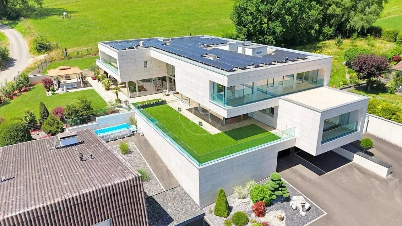 Moderne Luxusvilla mit Dachterrasse und Pool
