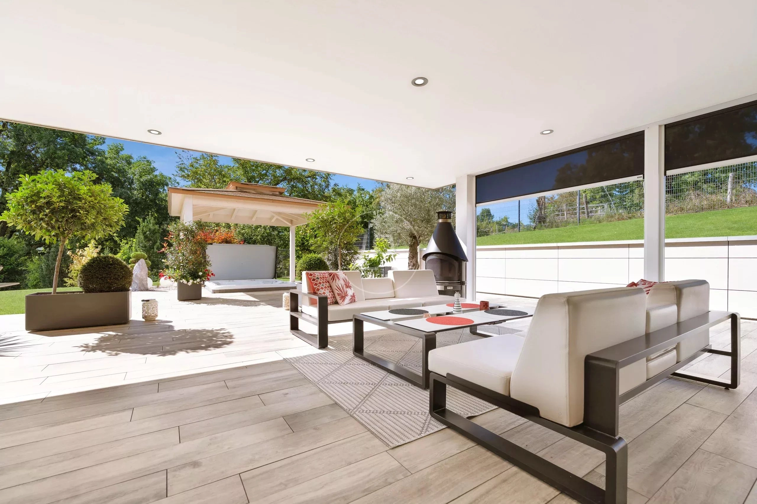 Überdachte Terrasse mit Lounge und Außenkamin