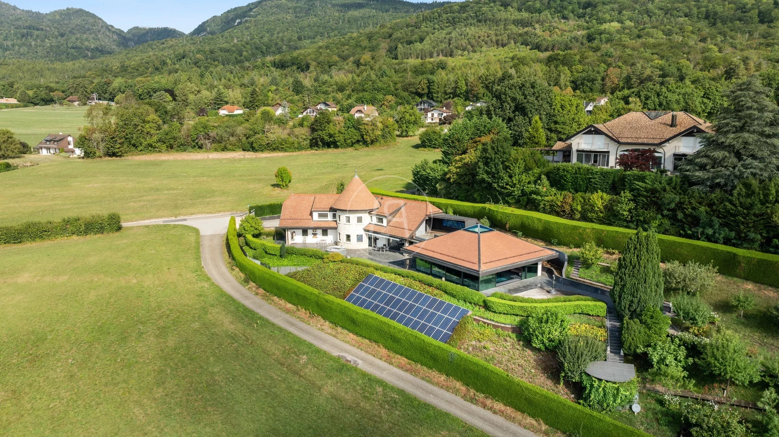 Luftaufnahme eines großzügigen Anwesens im Grünen
