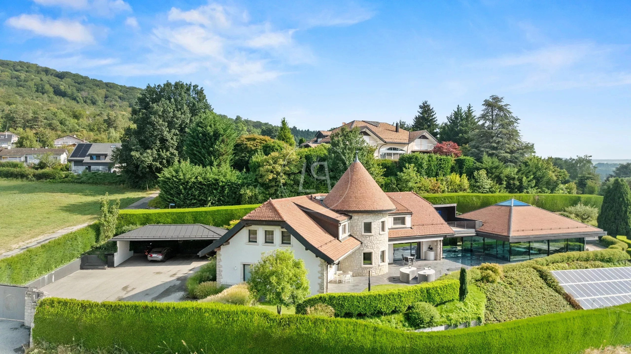 Luftaufnahme eines großzügigen Landhauses mit Garten und Pool