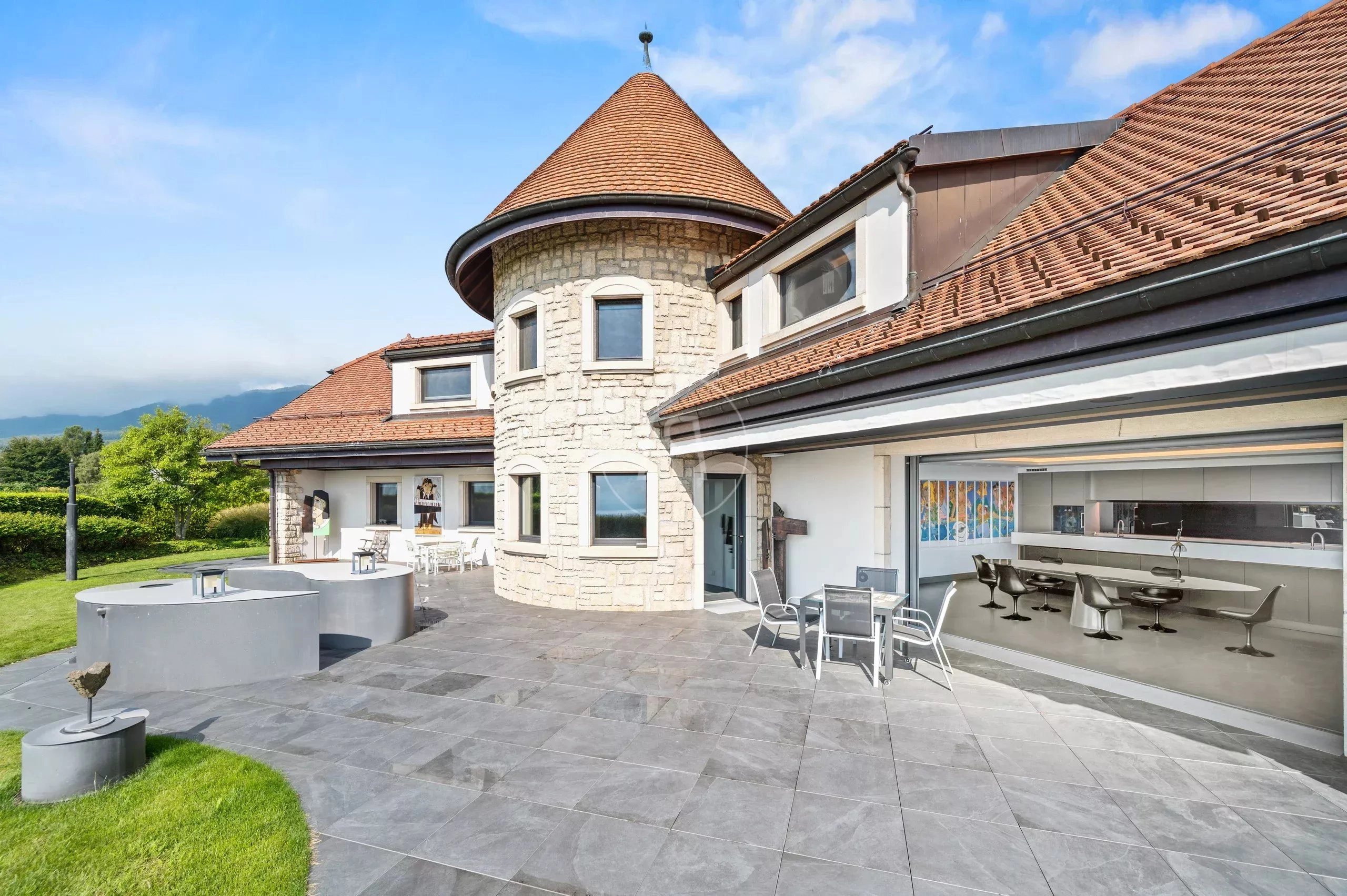 Schlossartige Villa mit Turm und Terrasse