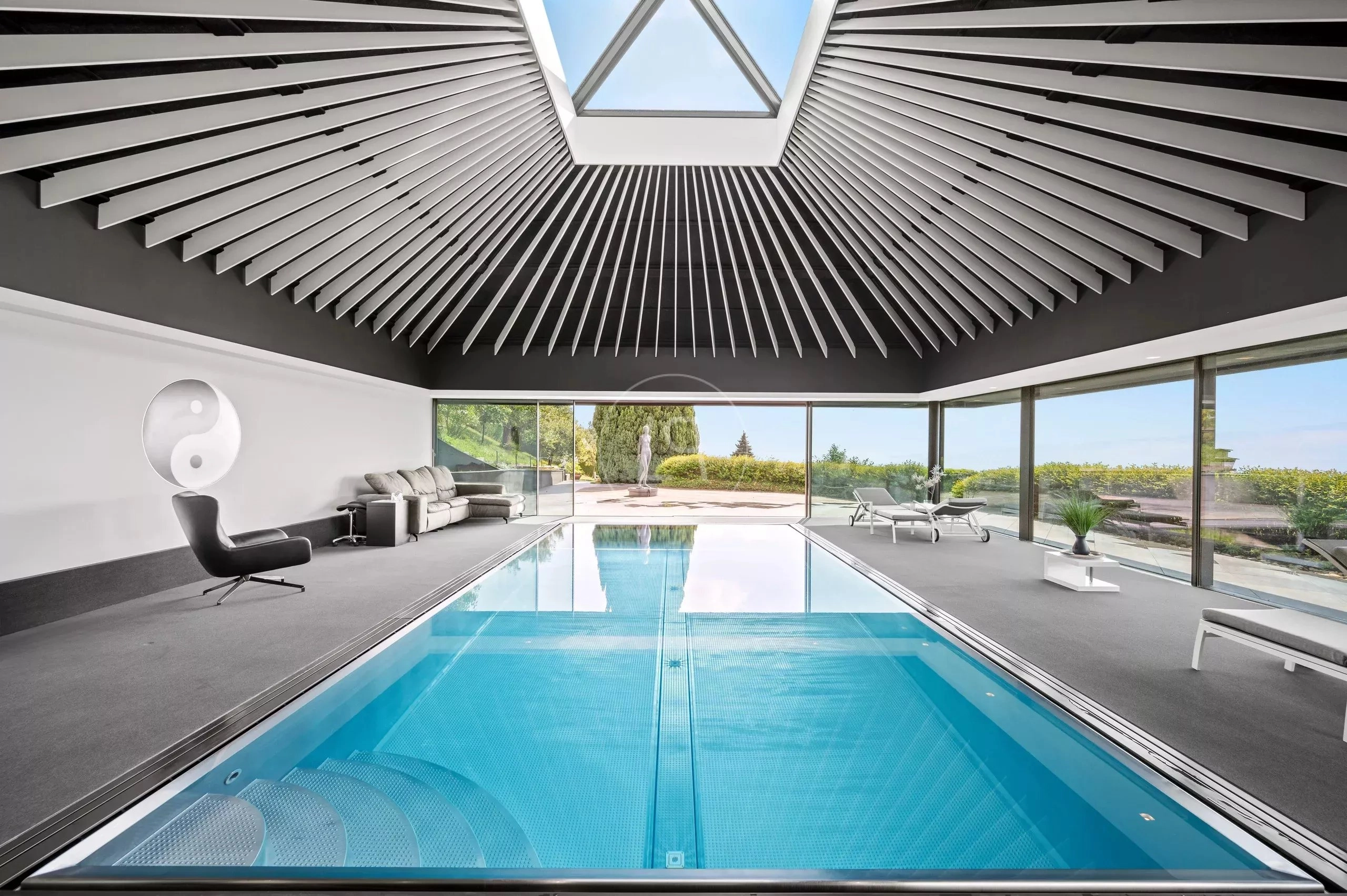 Innenpool mit Wellnessbereich