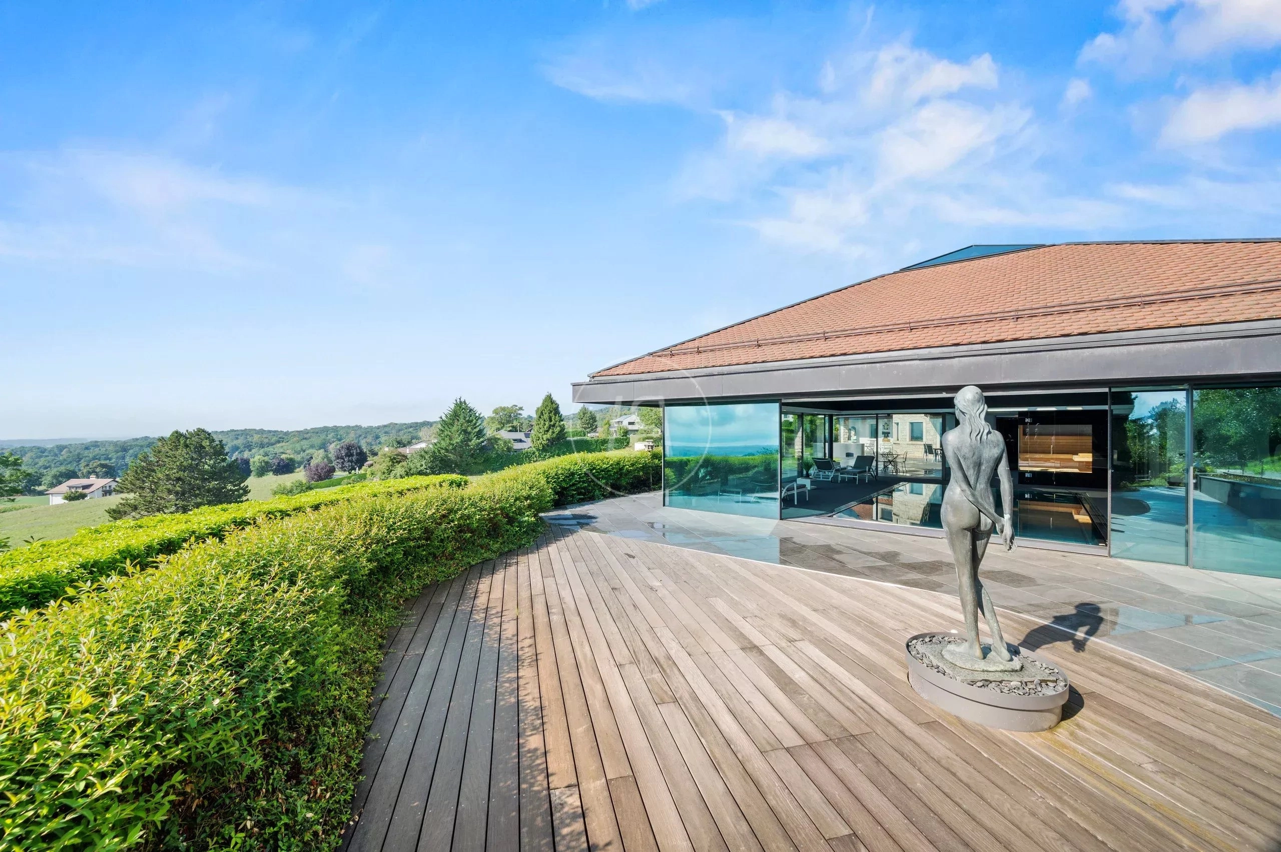 Terrasse mit Panoramablick und moderner Glasarchitektur