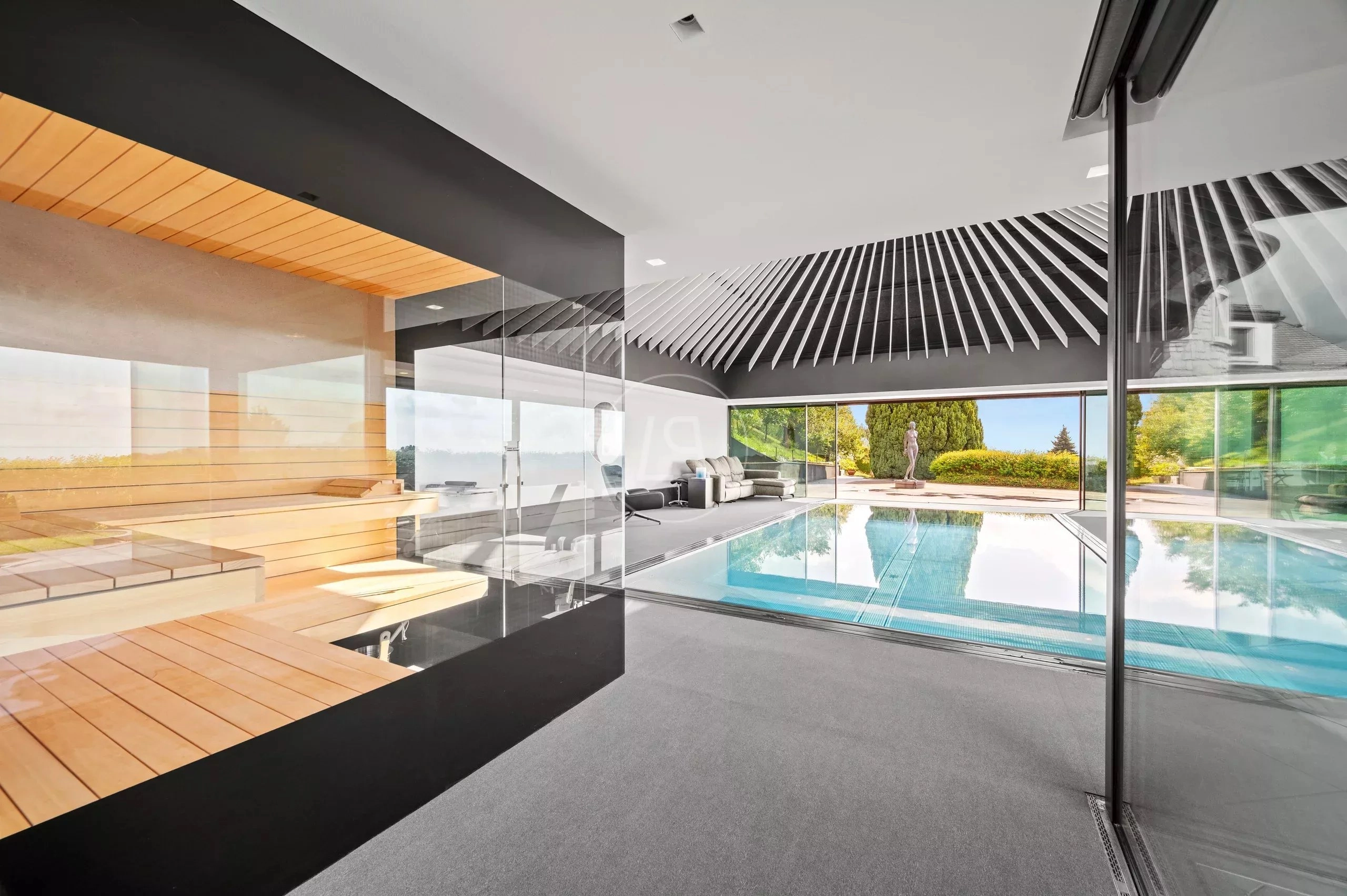 Modernes Poolhaus mit Sauna und Innenpool
