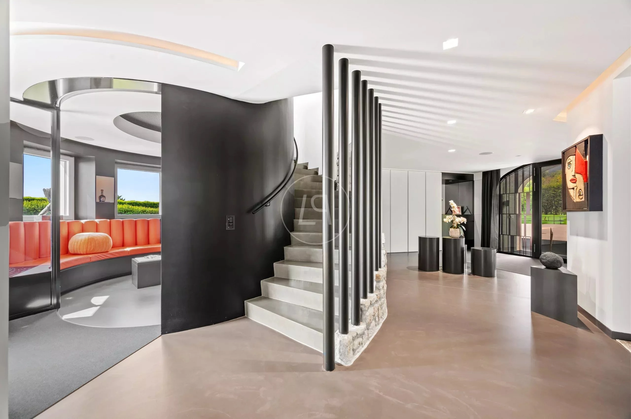 Moderner Innenraum mit Treppe und Lounge-Bereich