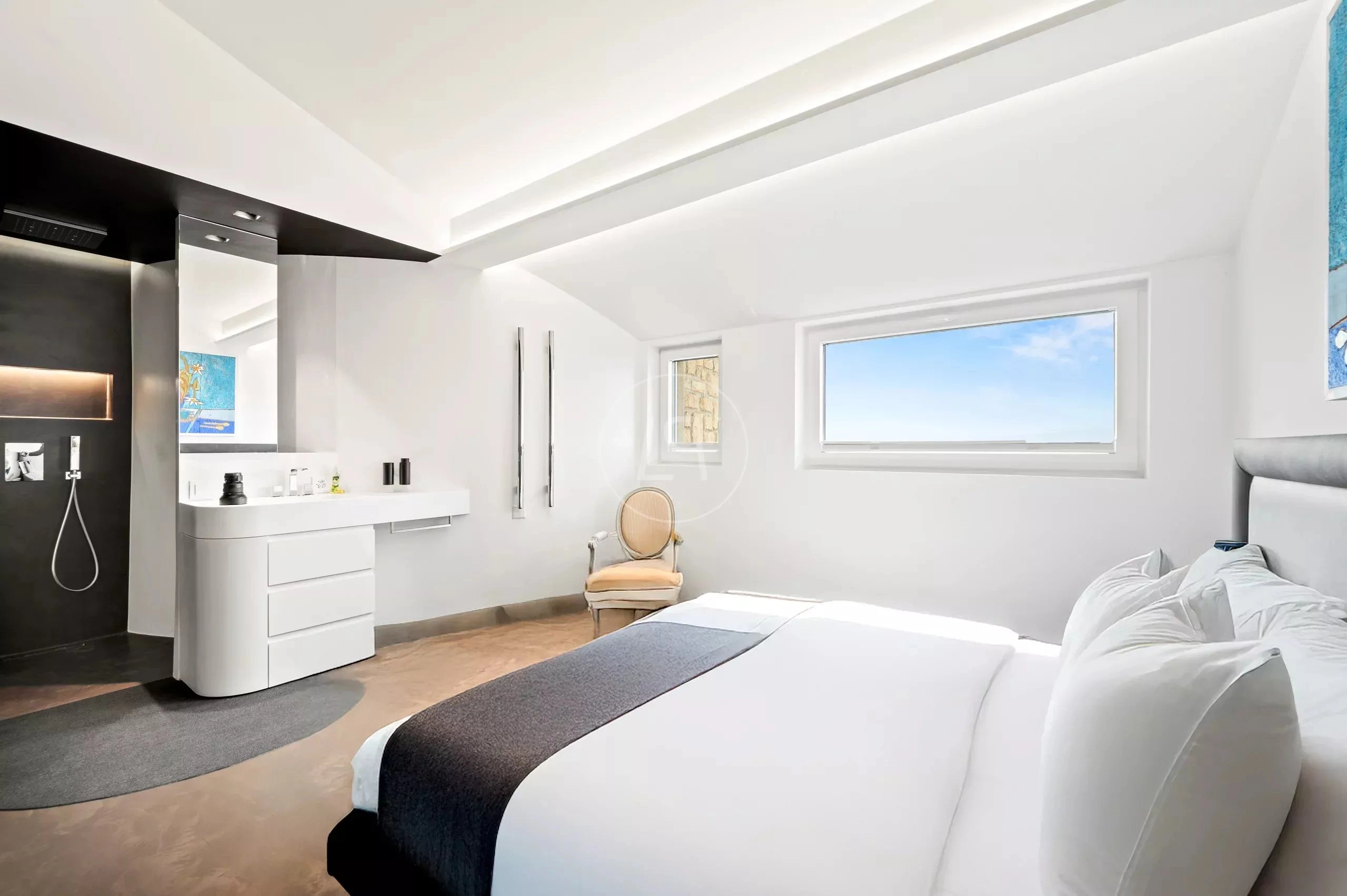Modernes Schlafzimmer mit Badbereich