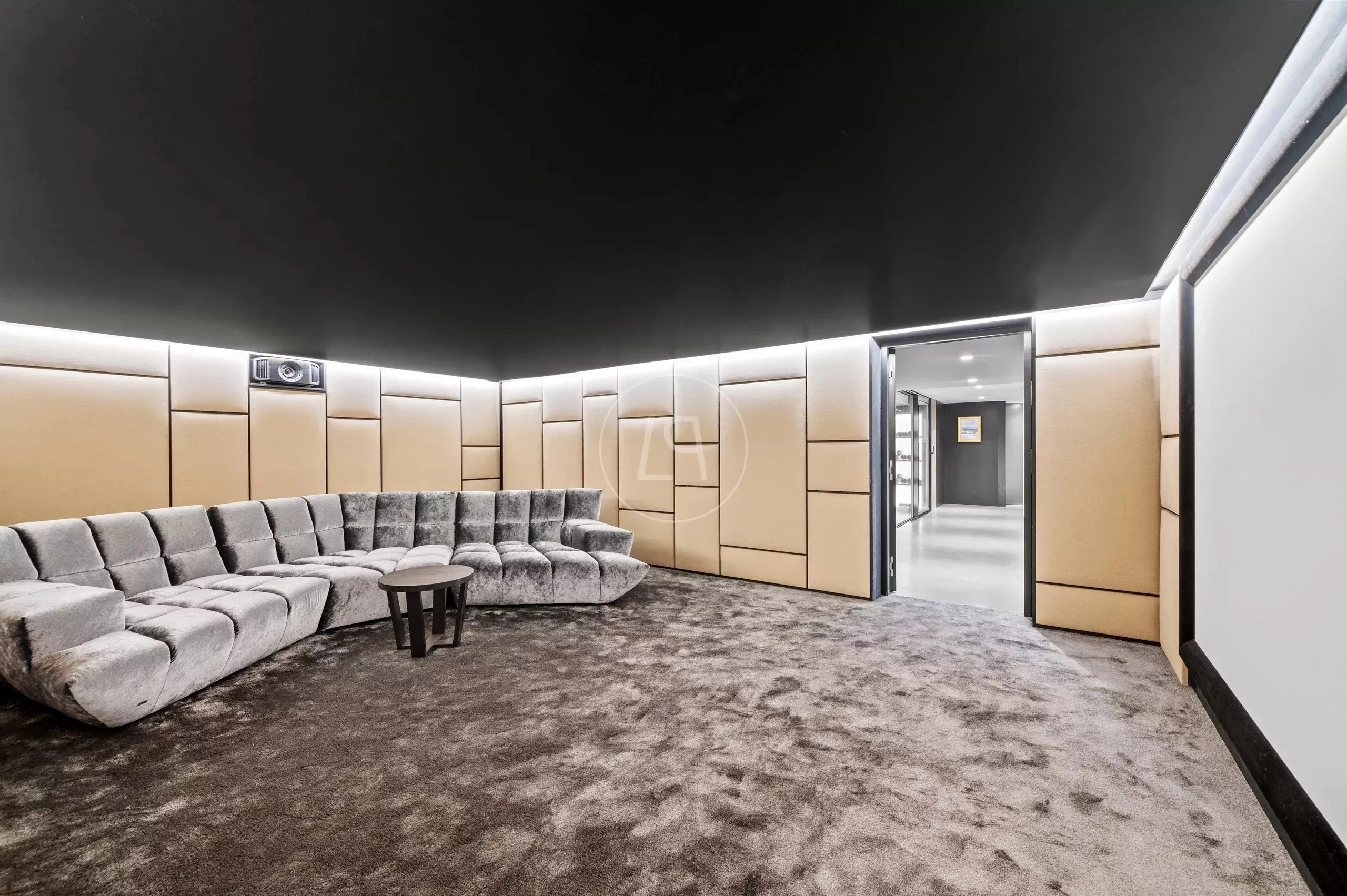 Moderner privater Kinoraum