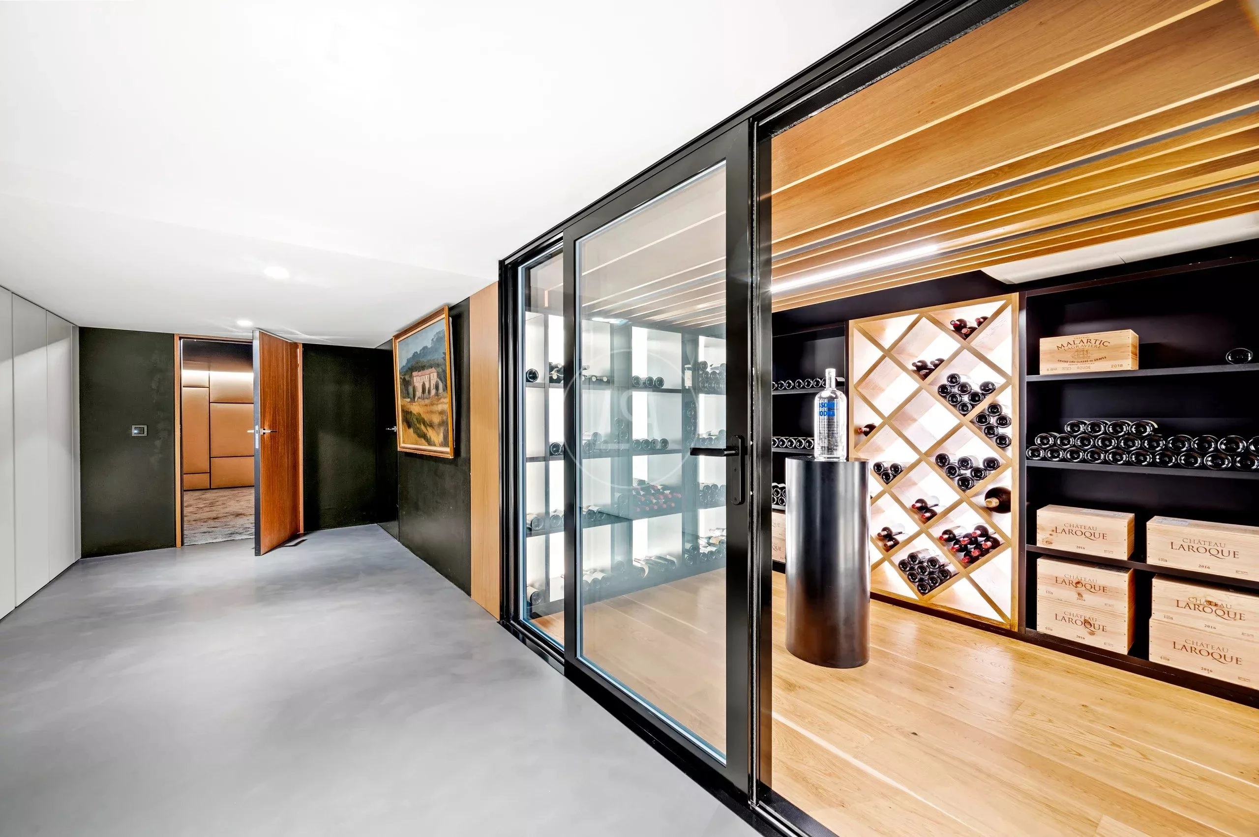 Moderner Weinkeller mit Glasfront