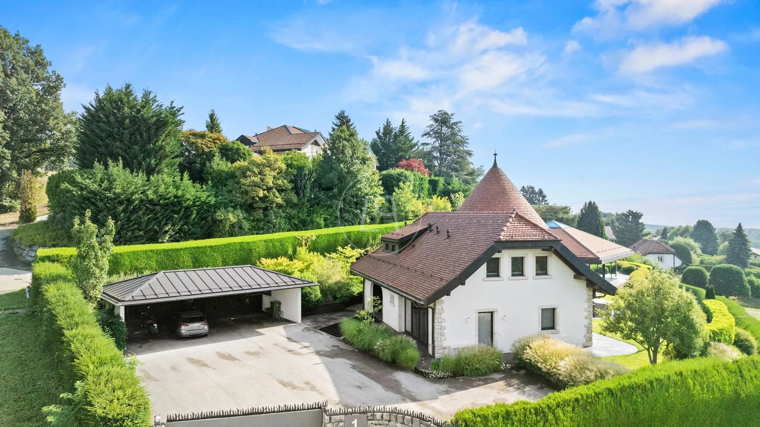 Außenansicht einer Villa mit großem Garten