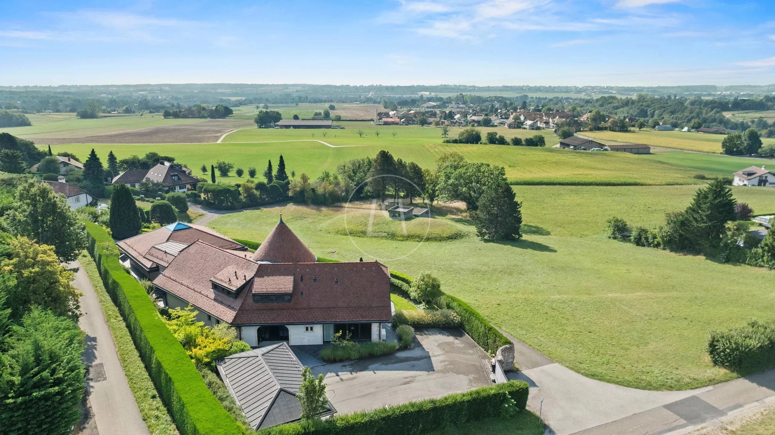 Luftaufnahme eines Landhauses mit weitem Ausblick