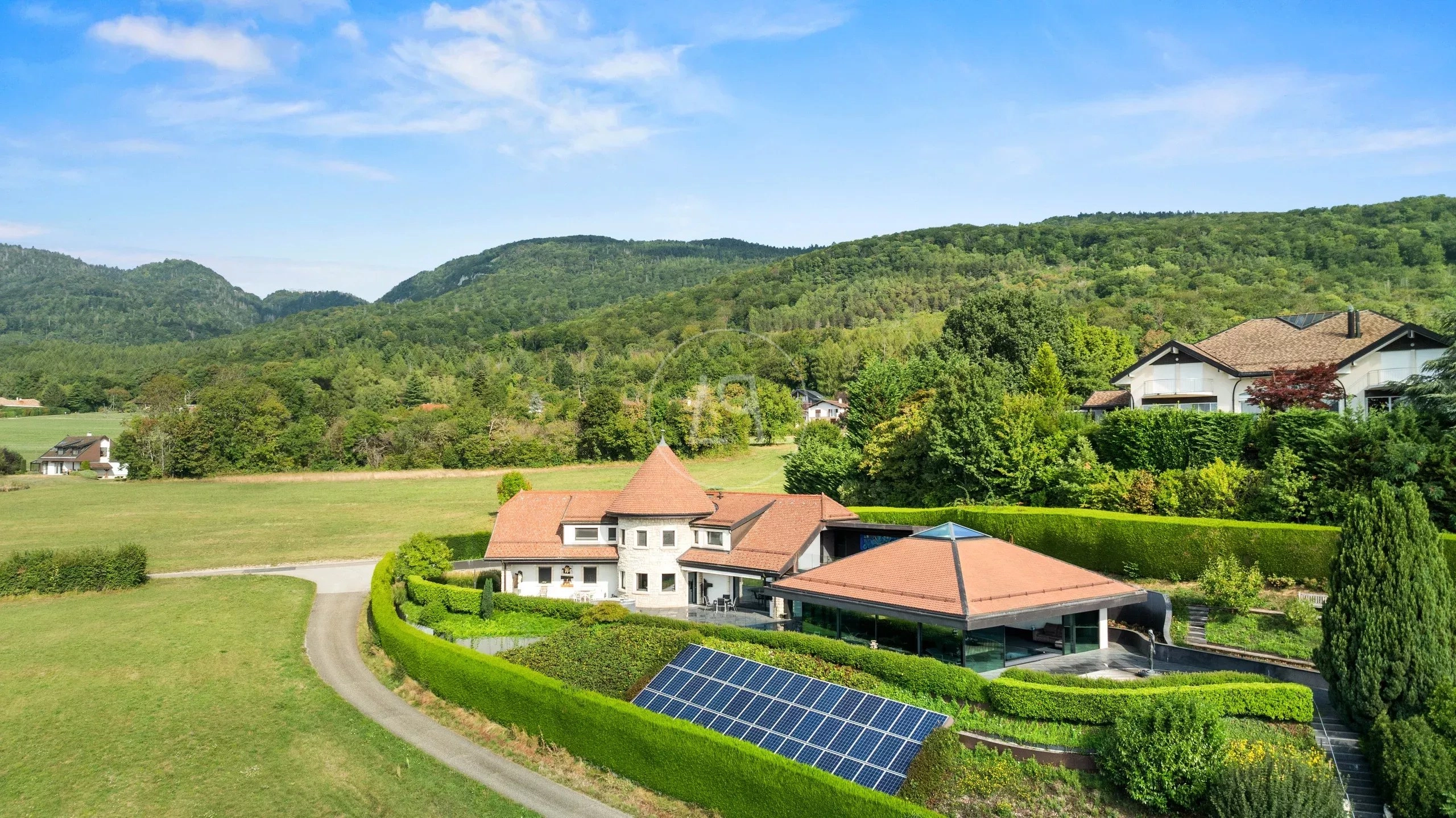 Luftaufnahme eines Villenanwesens im Grünen