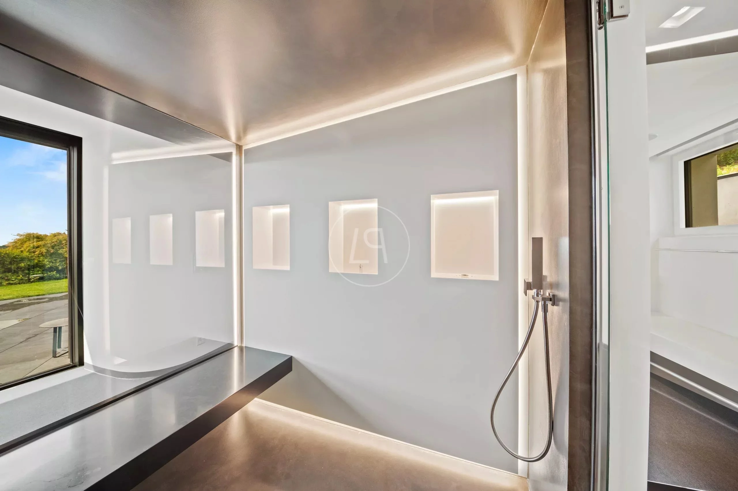 Moderne Dusche mit Glasabtrennung