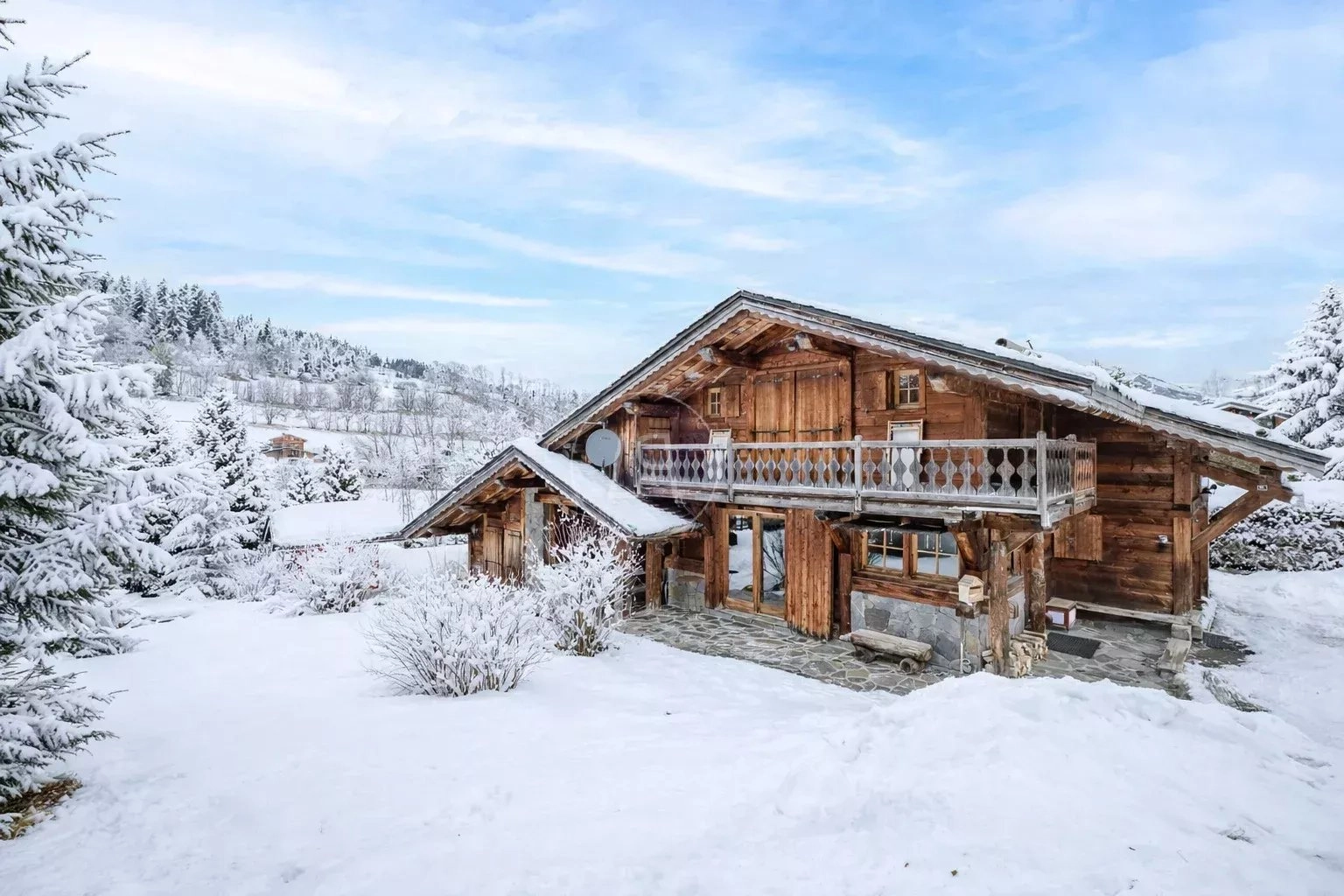 Alpines Holzchalet im Schnee