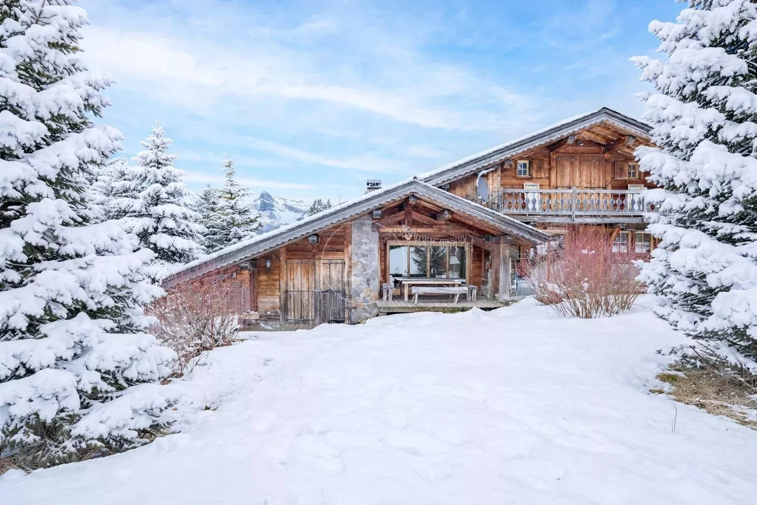 Winterliches Holzchalet mit Schneelandschaft