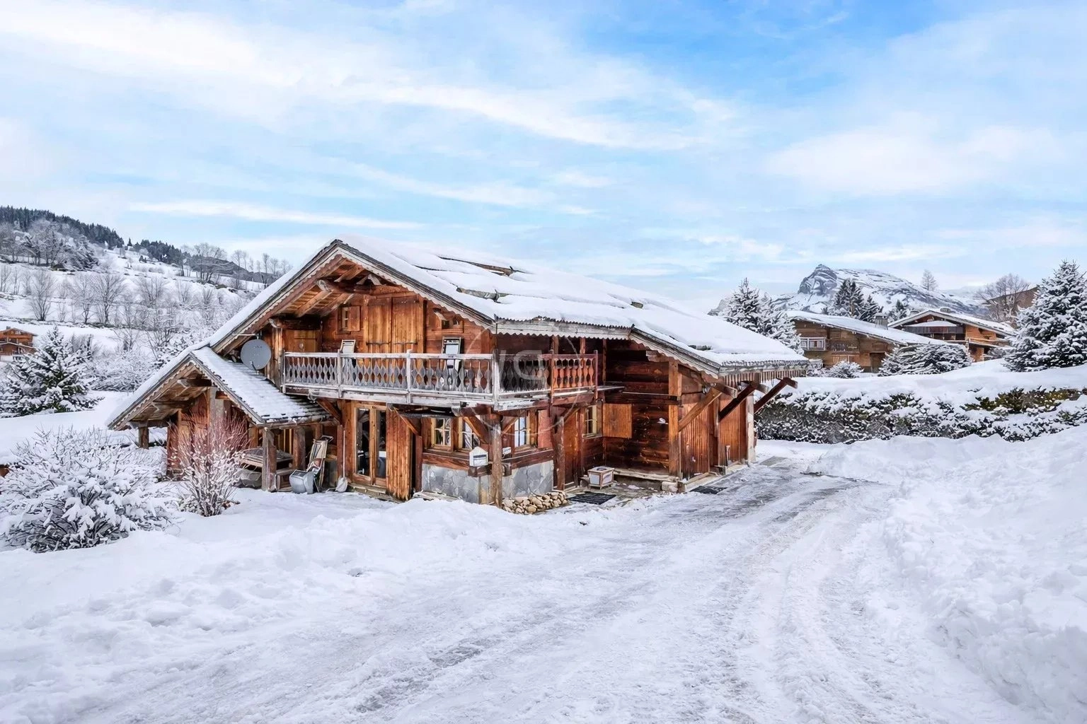 Verschneites Holzchalet im Alpenumfeld