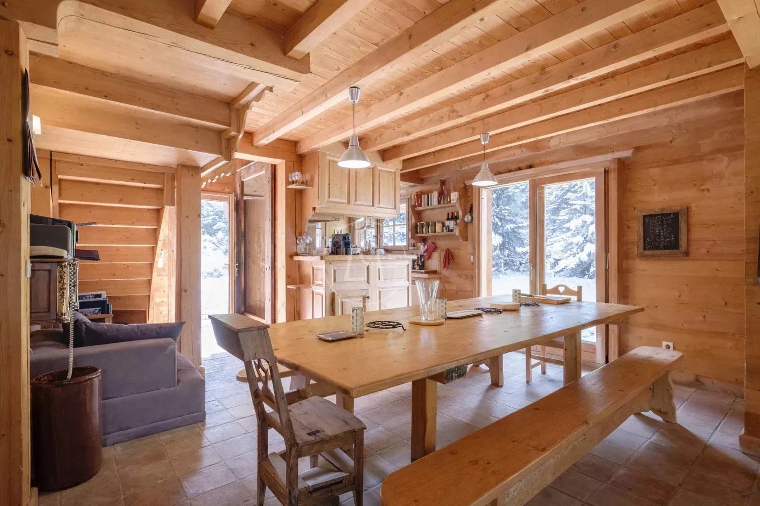 Gemütlicher Holz-Esstischraum mit Chalet-Charakter