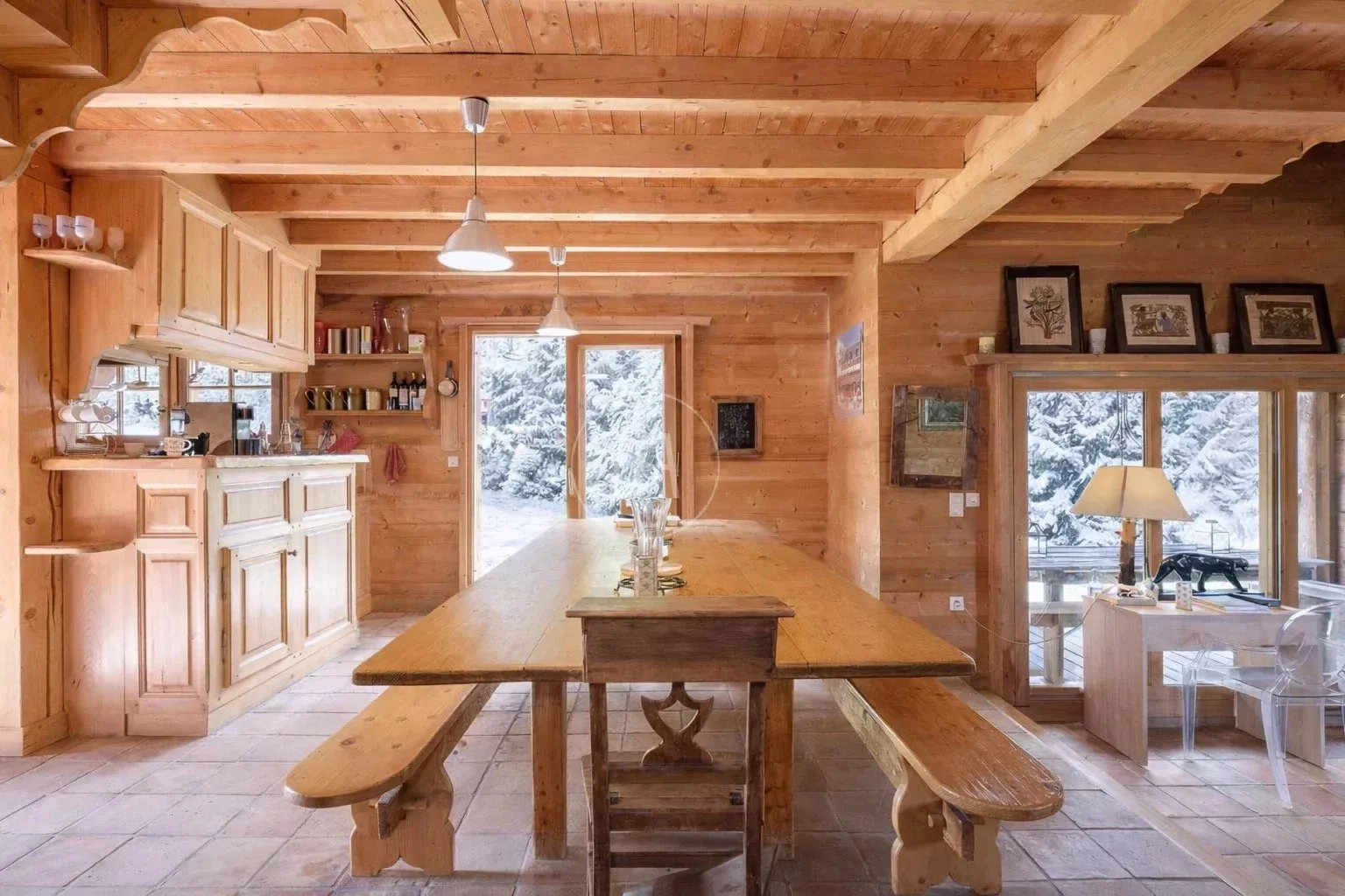 Rustikale Holzküche mit Winterblick