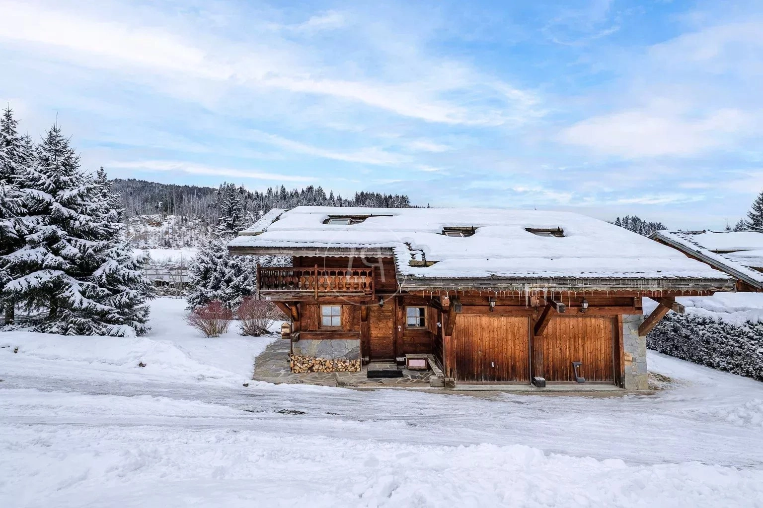Verschneites Holzchalet mit Garagenansicht