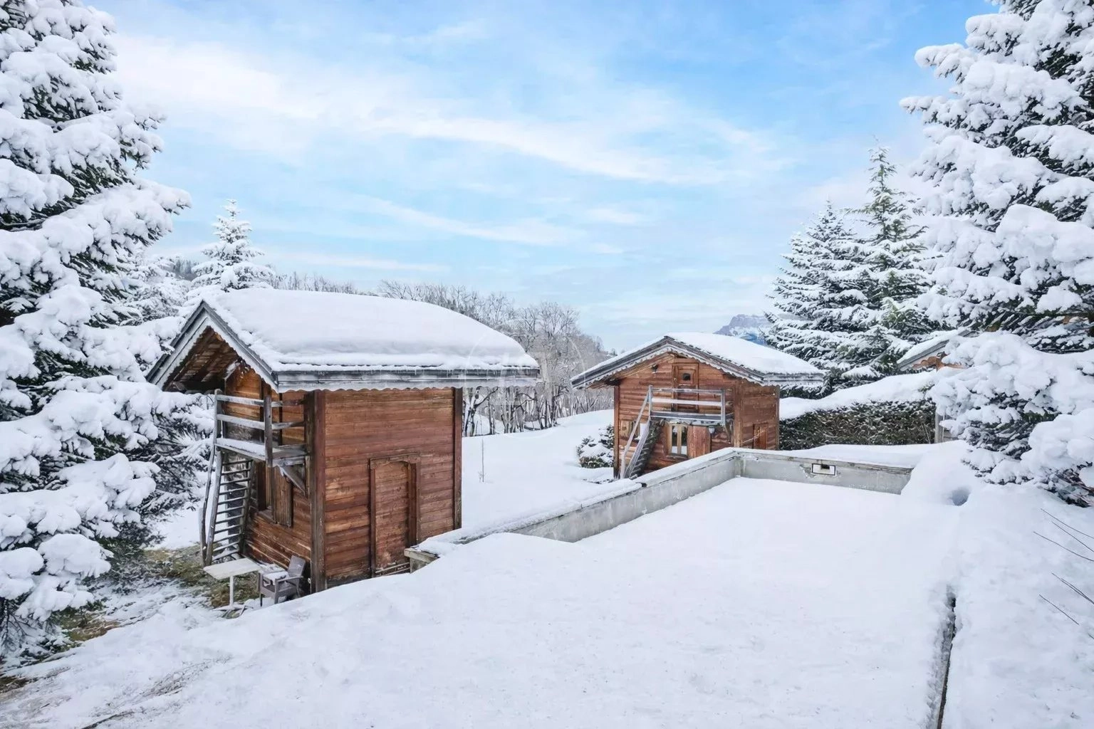 Verschneite Holzchalets im Winter