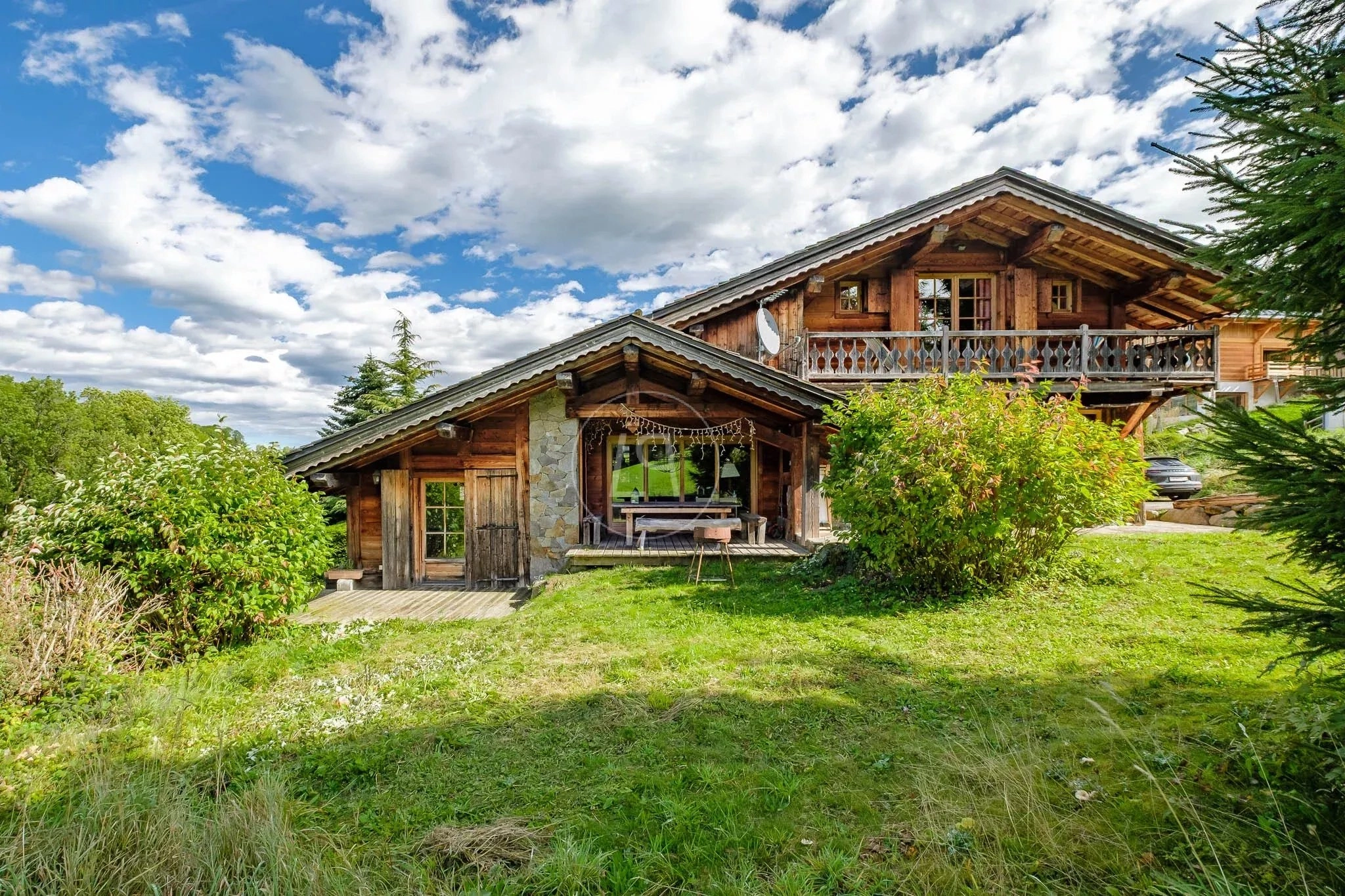 Rustikales Holzchalet mit Garten