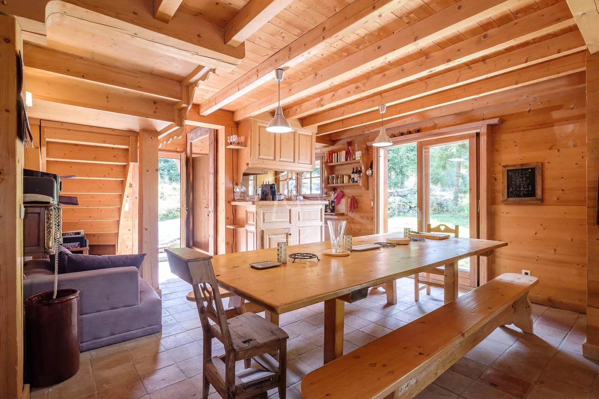 Rustikale Holz-Essküche mit Wohnbereich