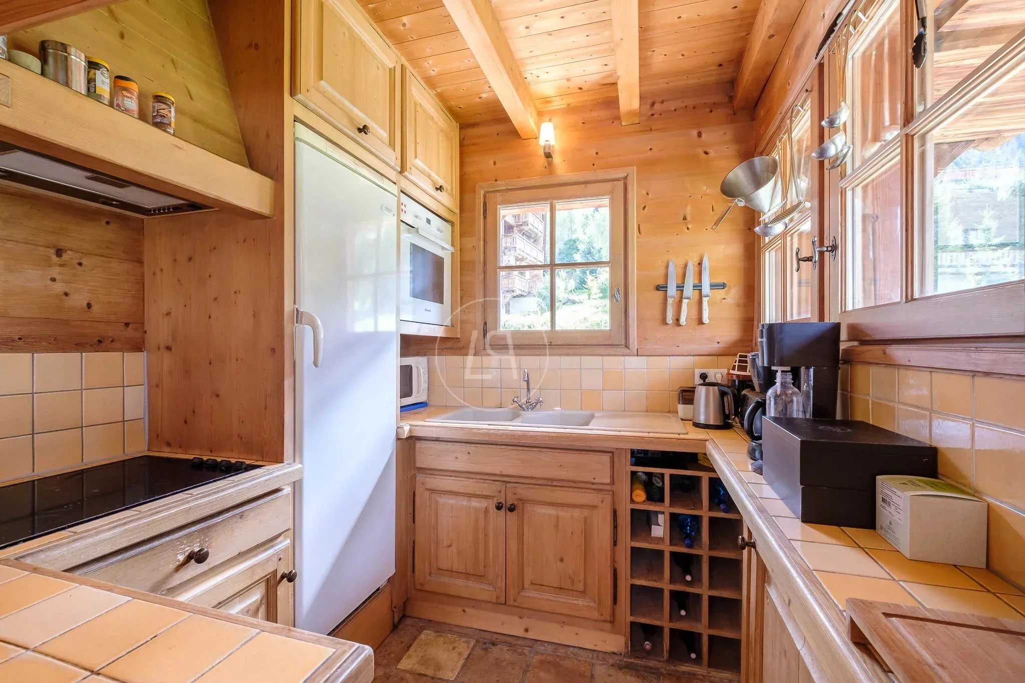 Gemütliche Holzküche im Chalet-Stil