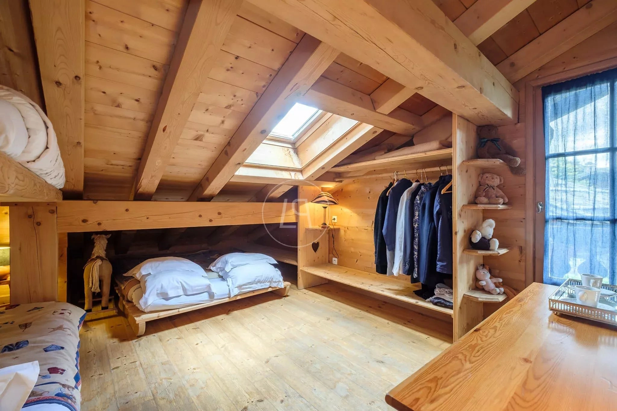 Dachgeschoss-Schlafzimmer mit Holzausbau
