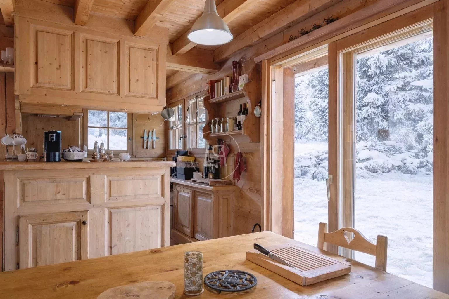 Alpine-Hüttenküche mit Schneeblick