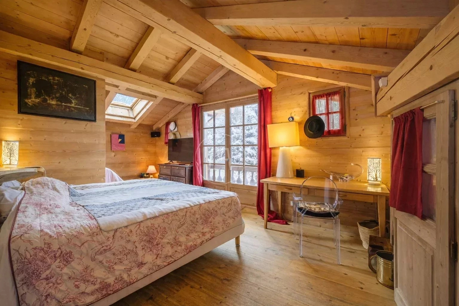 Gemütliches Holzschlafzimmer im Chalet-Stil