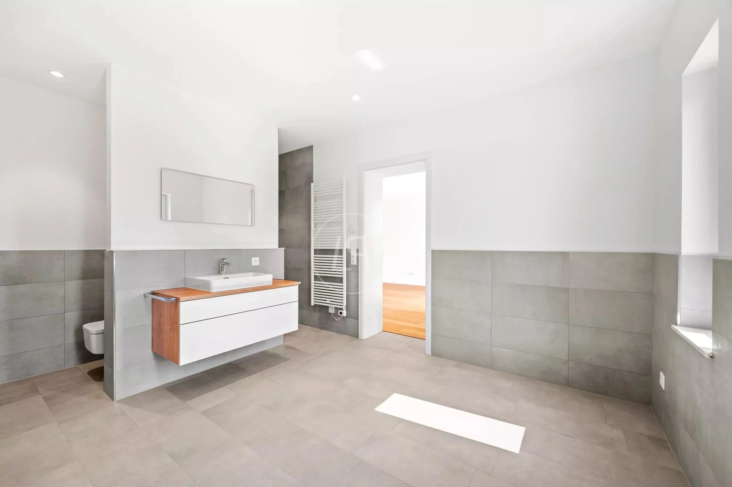 Modernes Badezimmer mit Waschtisch und WC