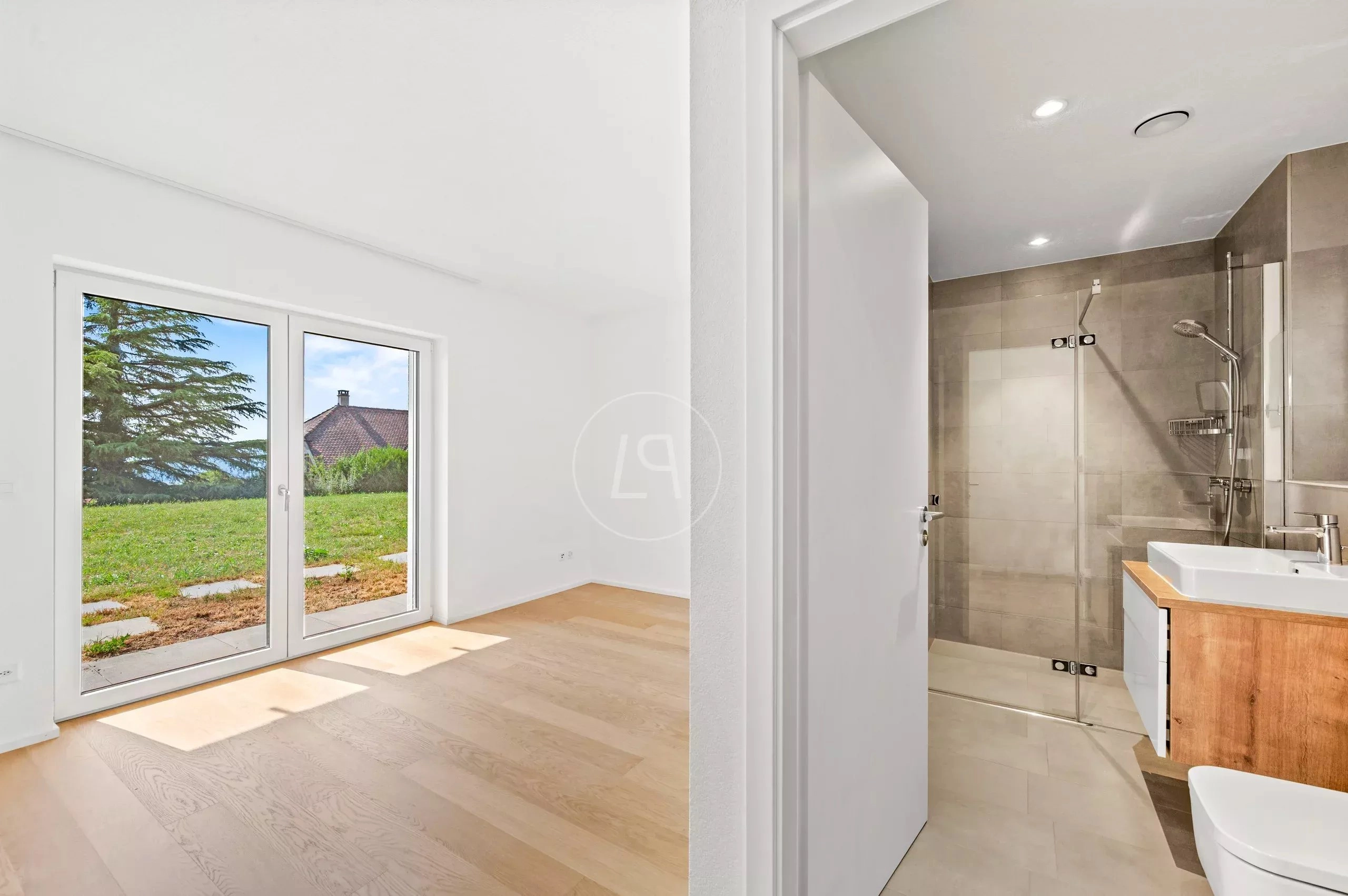 Helles Zimmer mit Bad en suite und Gartenblick