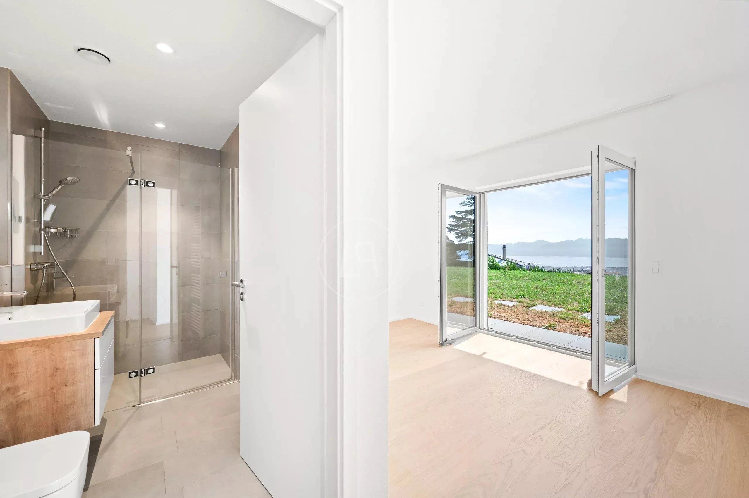 Modernes Badezimmer mit Ausblick auf die Landschaft