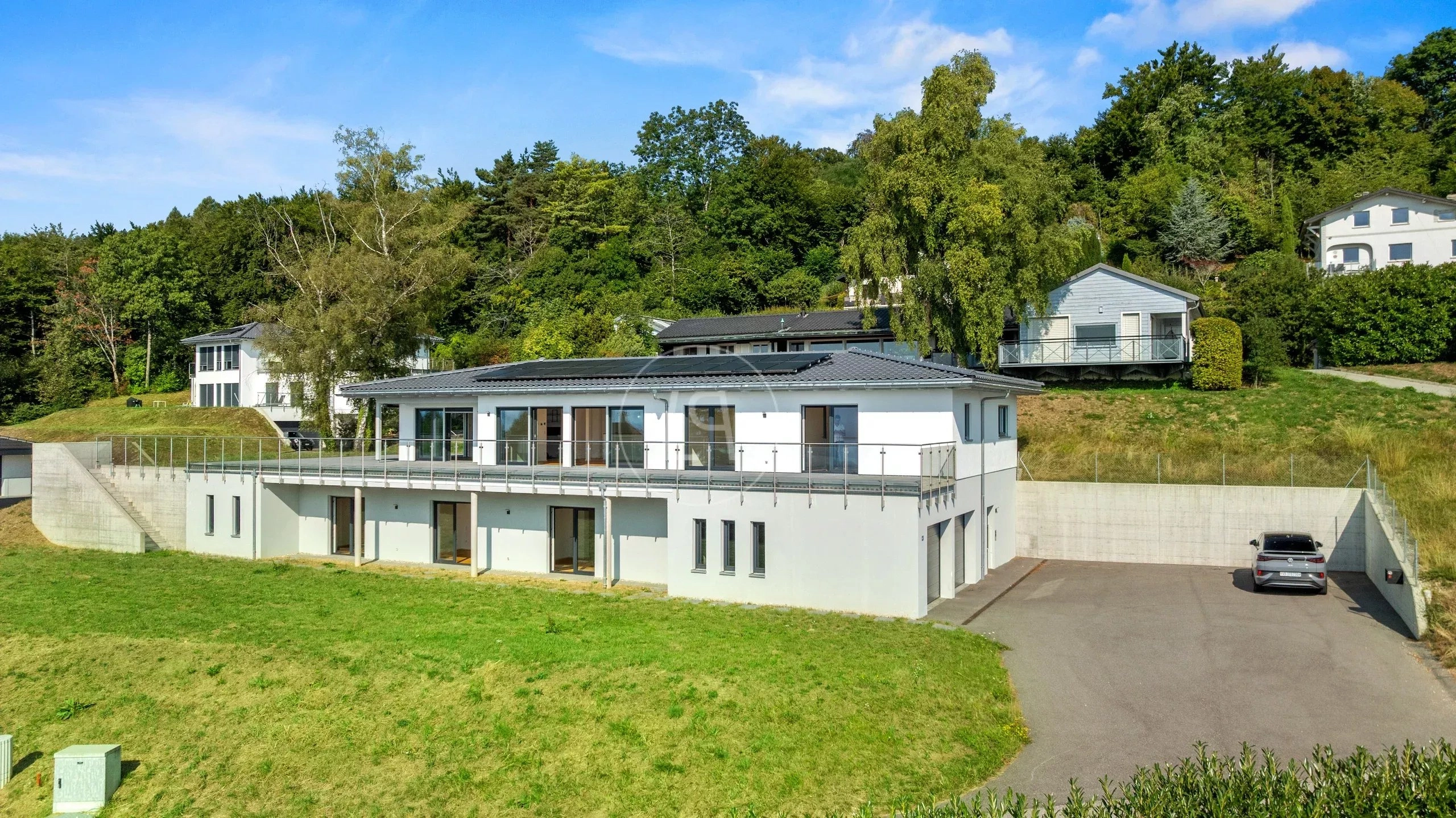 Moderne Hangvilla mit großer Terrasse und Garage
