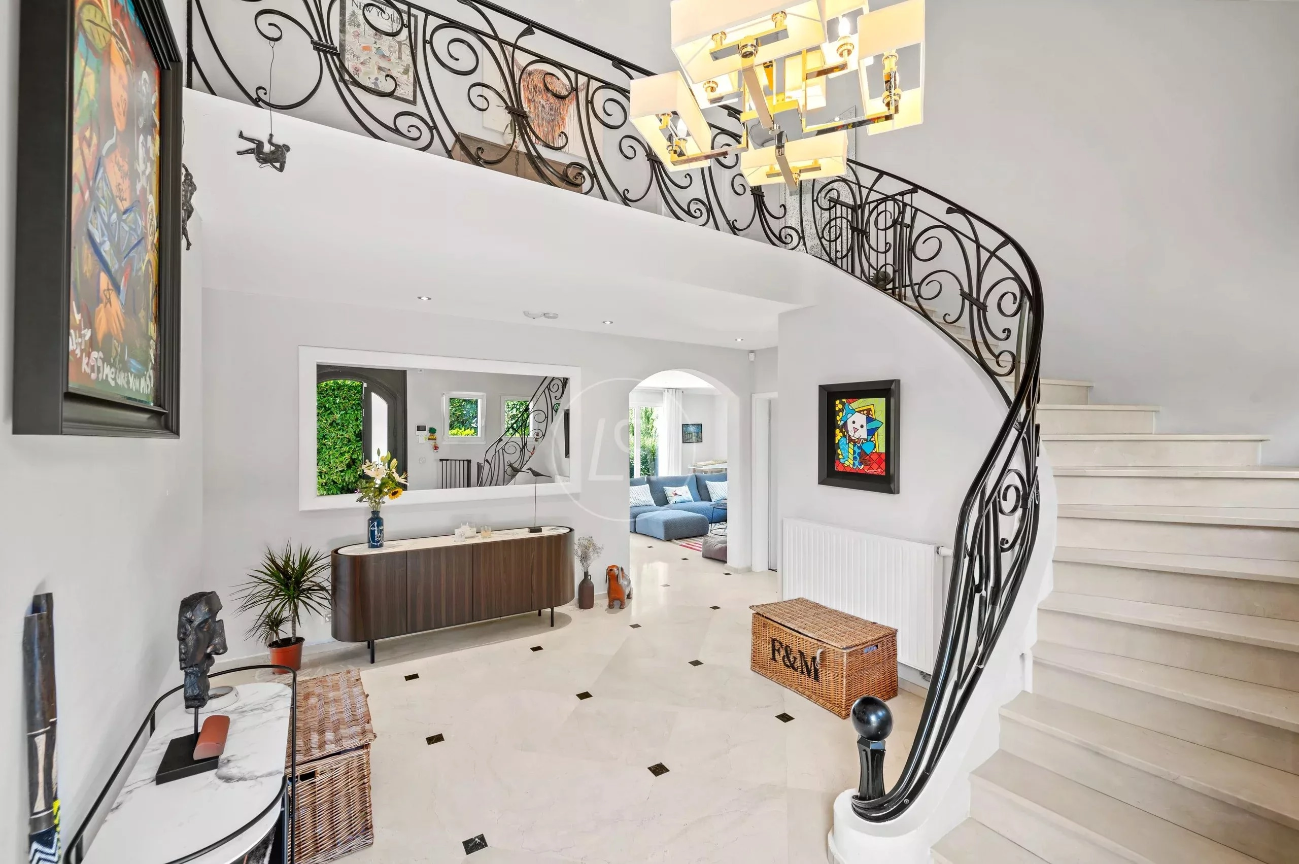 Eleganter Eingangsbereich mit geschwungener Treppe