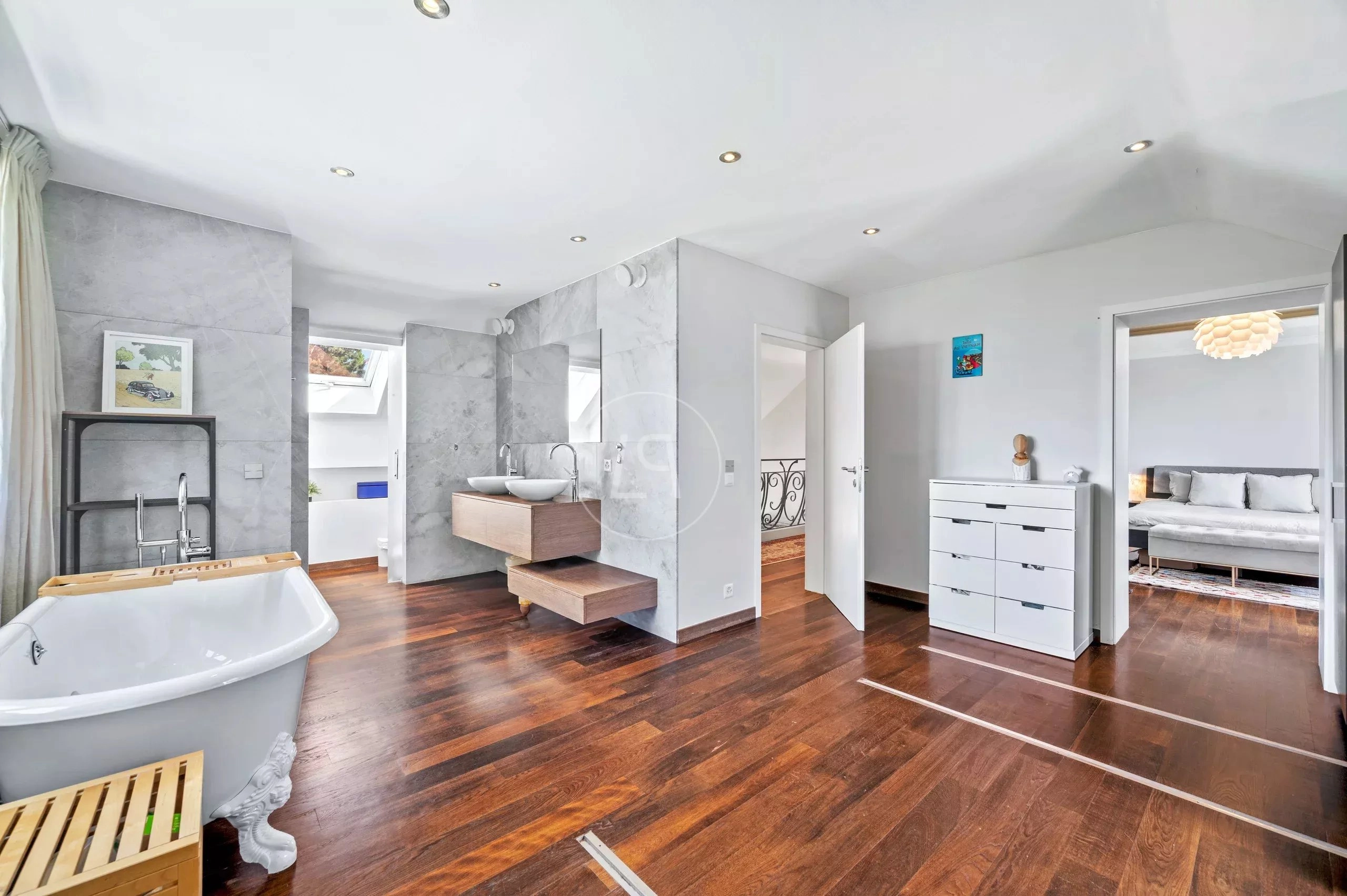 Helles Schlafzimmer mit luxuriösem Badbereich