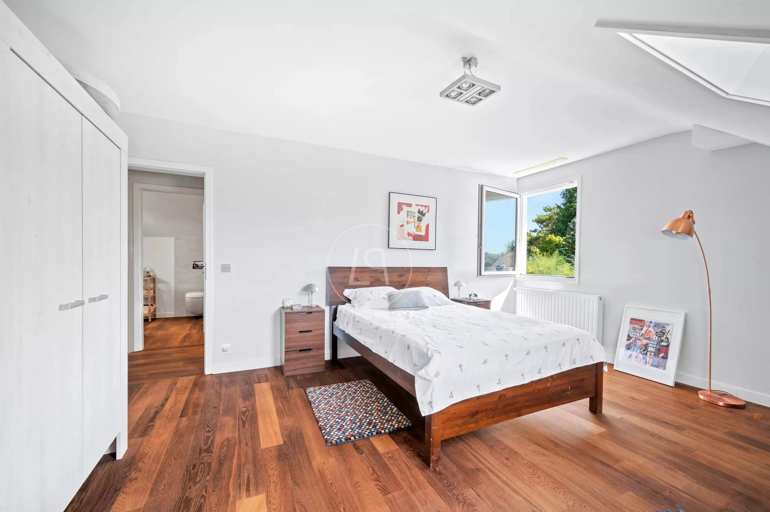 Helles Schlafzimmer mit Holzfußboden