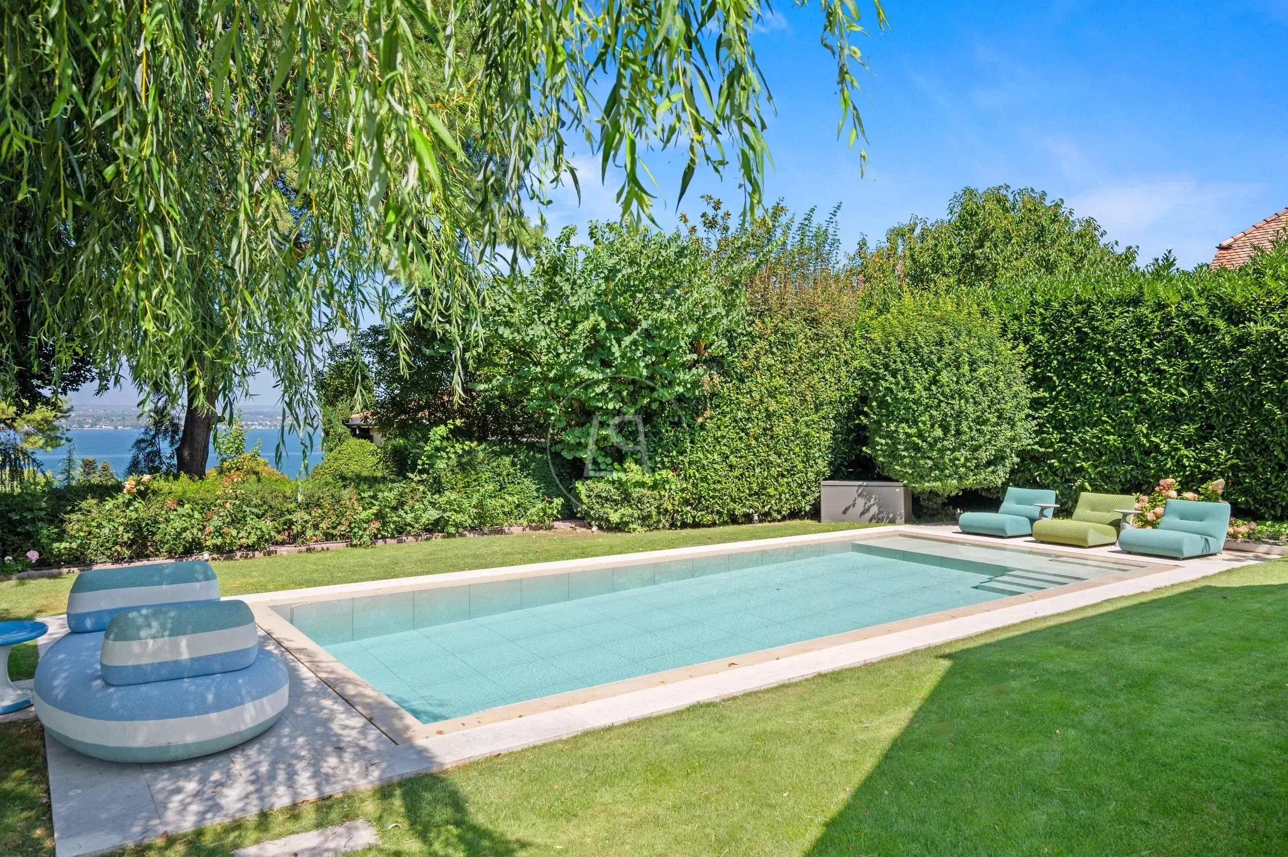 Garten mit Pool und Seeblick