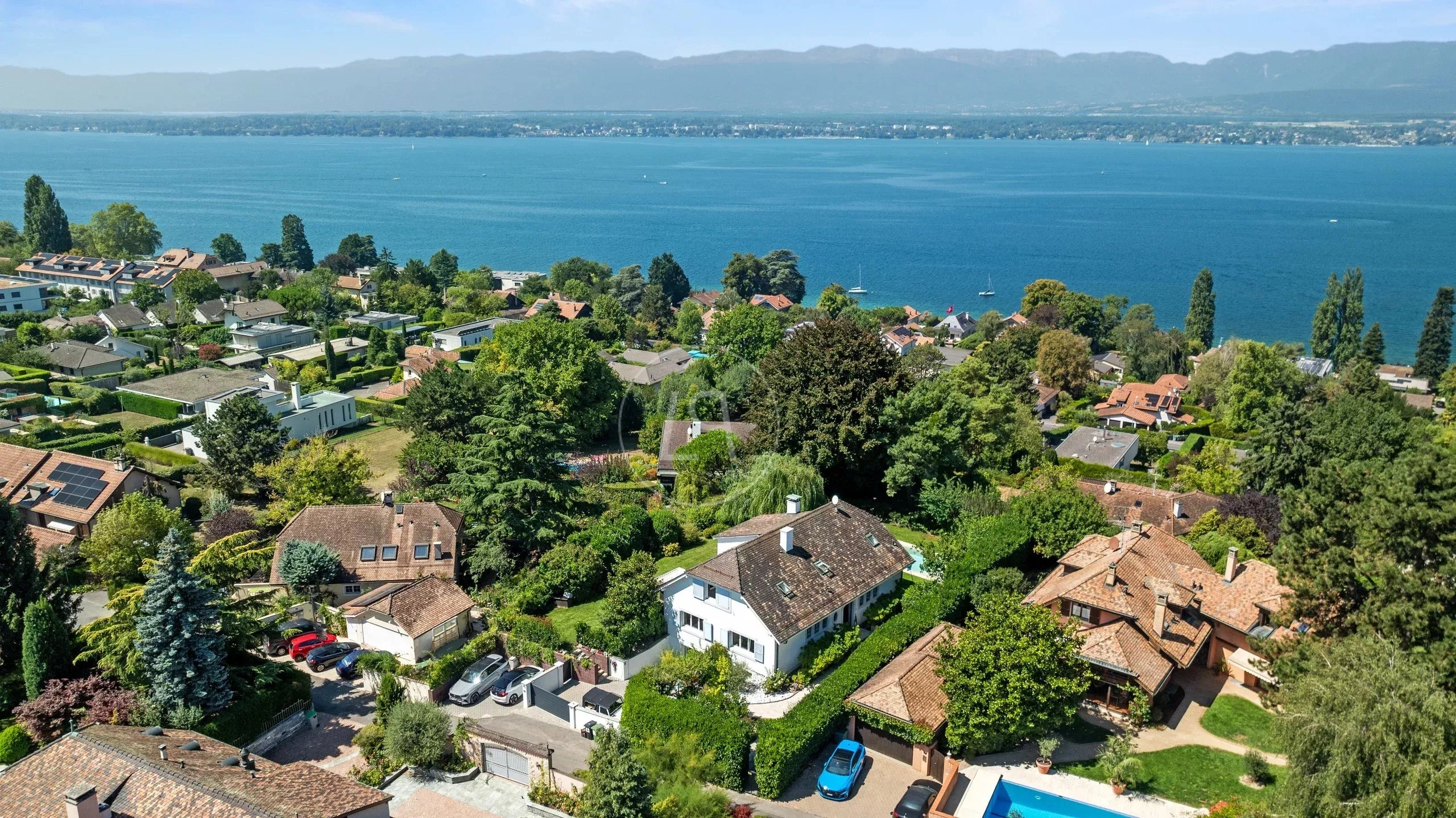Luftaufnahme einer Villenlage am See
