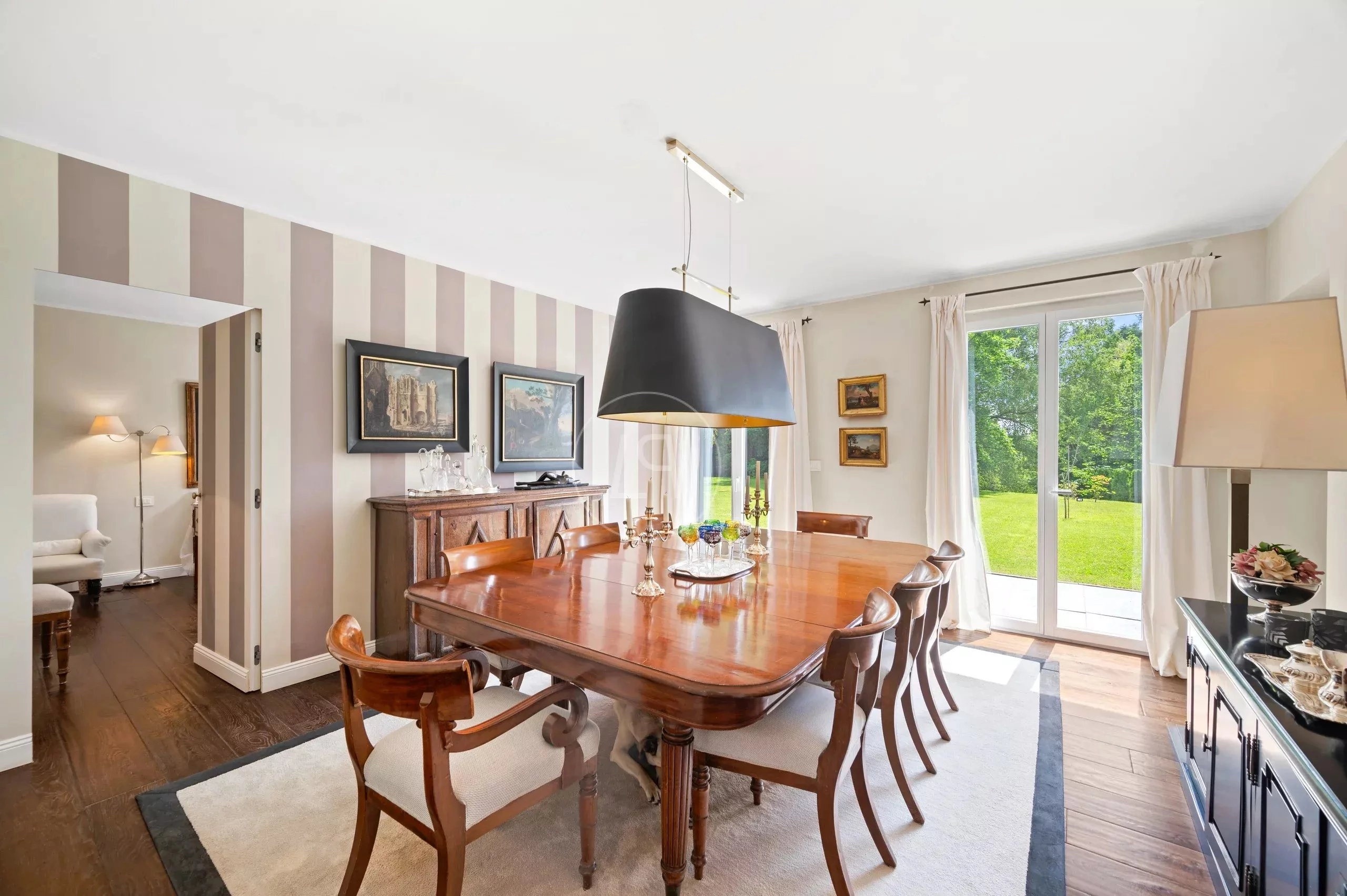 Elegantes Esszimmer mit Gartenblick
