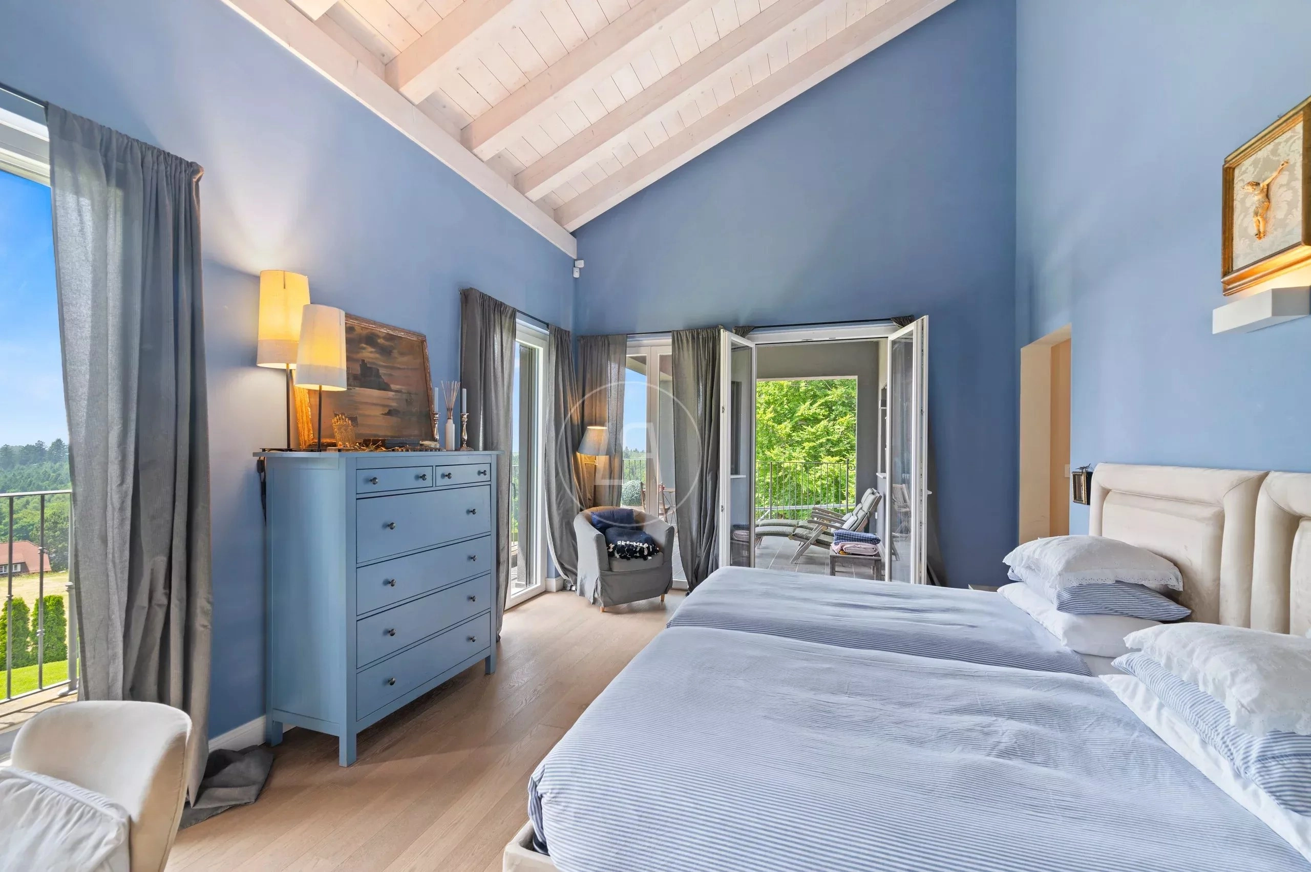 Helles Schlafzimmer mit Balkonzugang