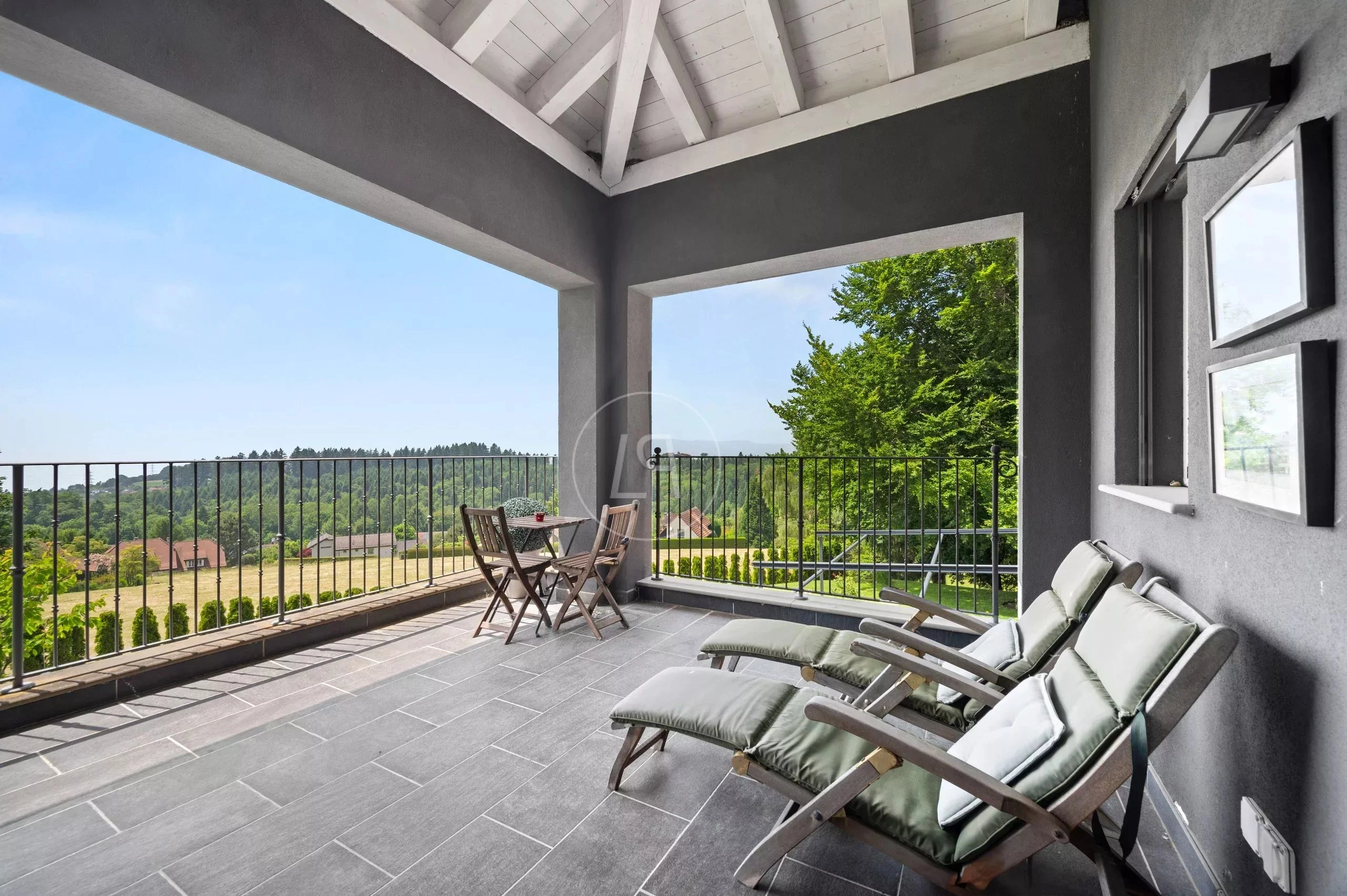 Überdachte Terrasse mit Bergblick