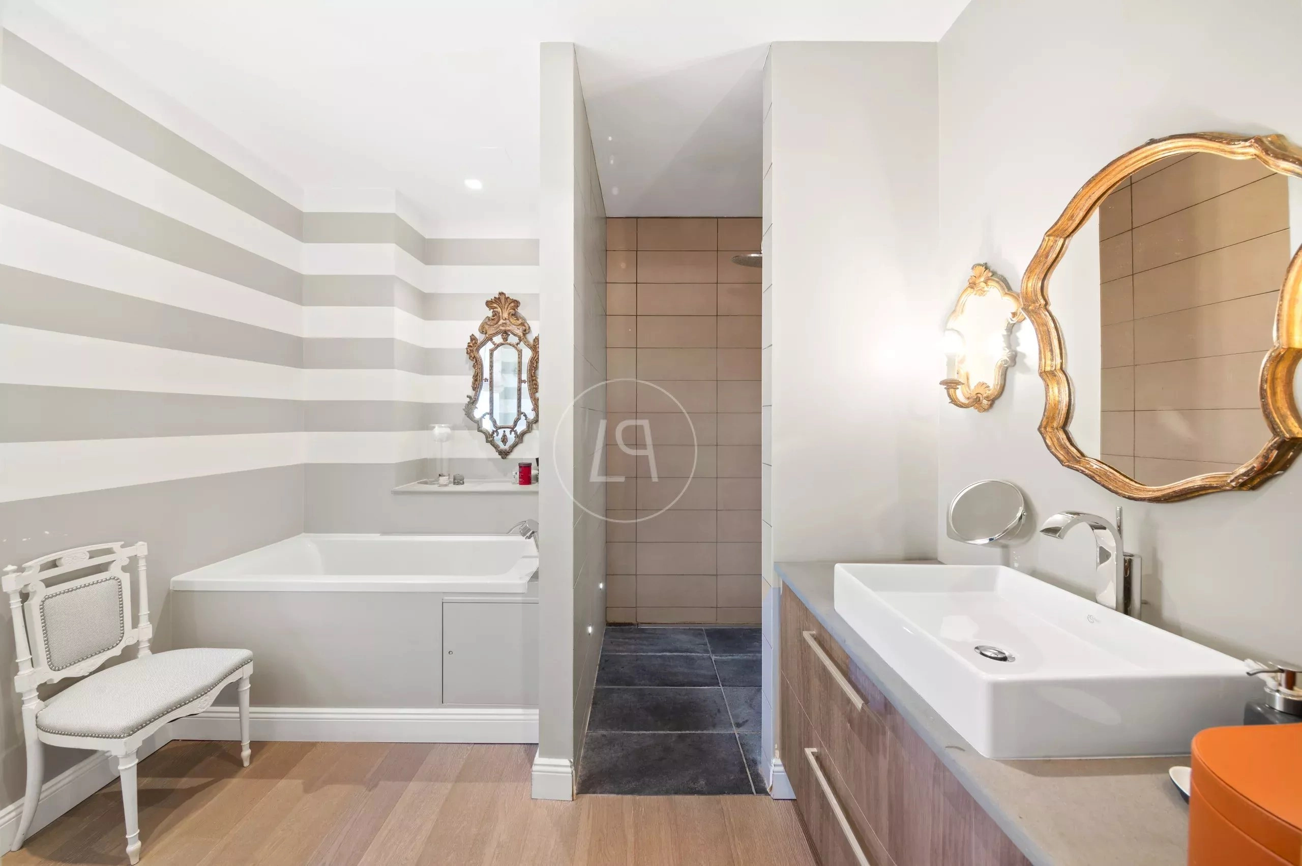 Luxuriöses Badezimmer mit Doppelwaschtisch und Badewanne