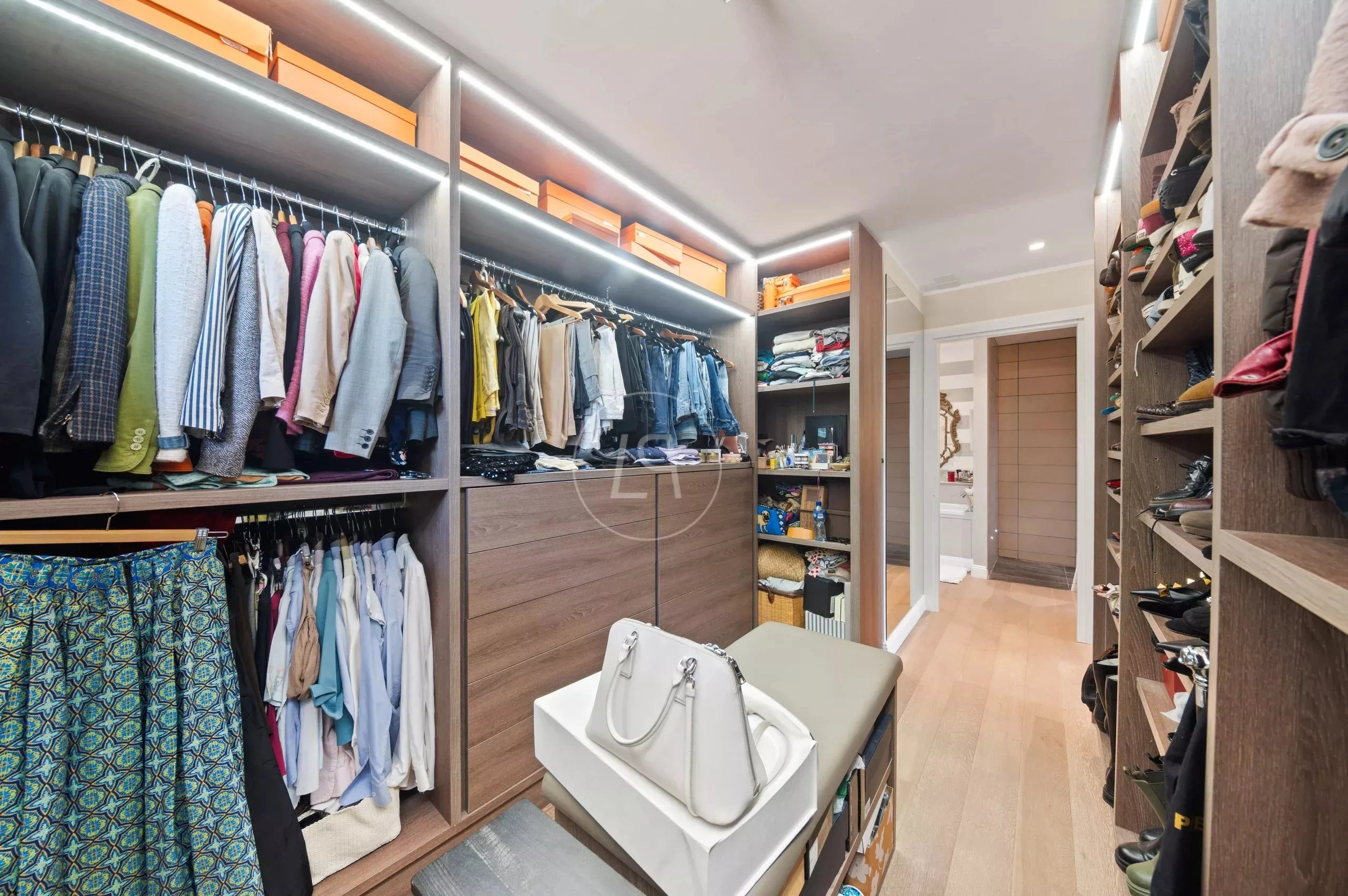 Begehbarer Kleiderschrank mit Ankleide und Schuhregalen