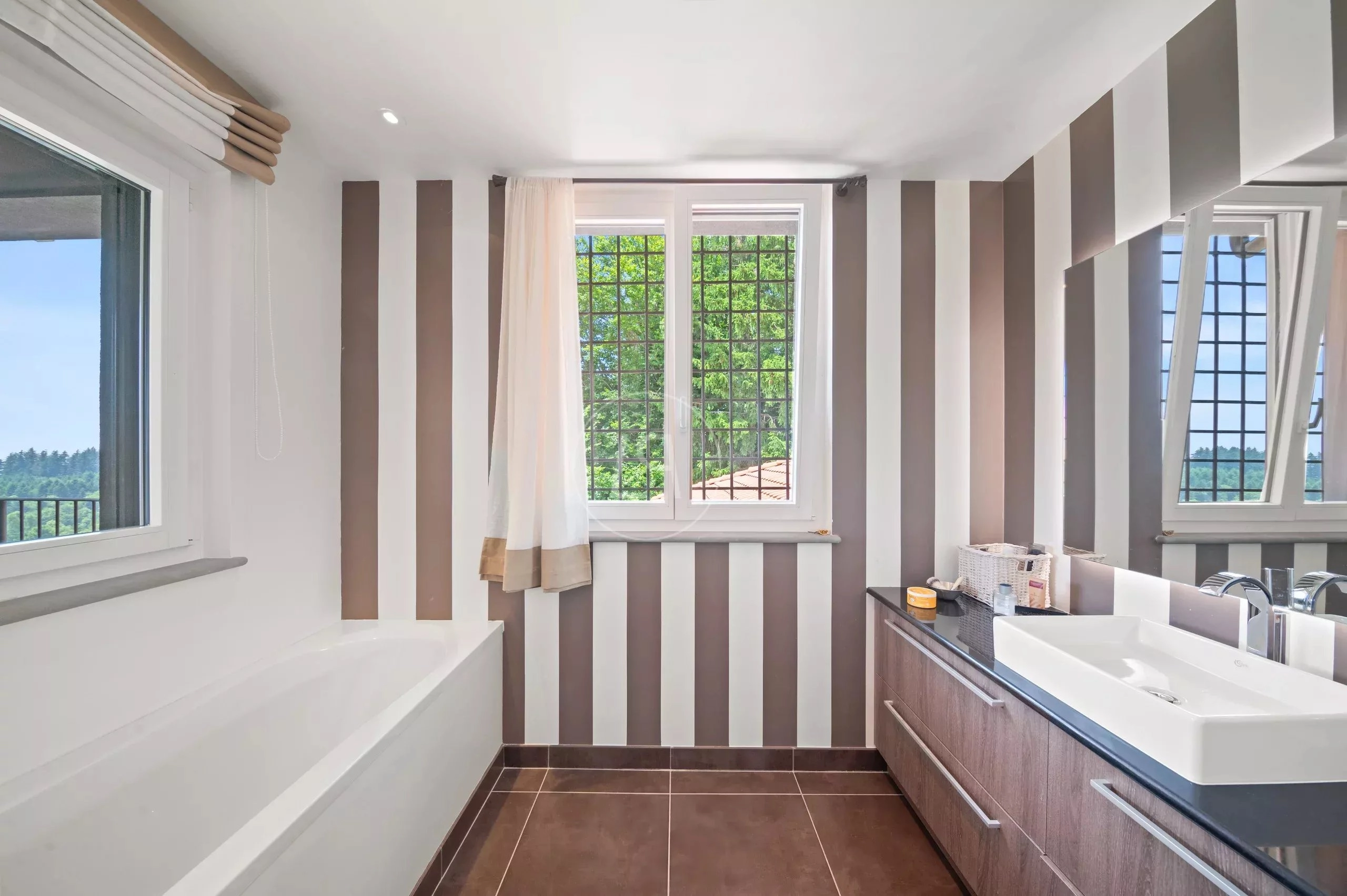 Modernes Badezimmer mit Wannenbereich und Waschtisch