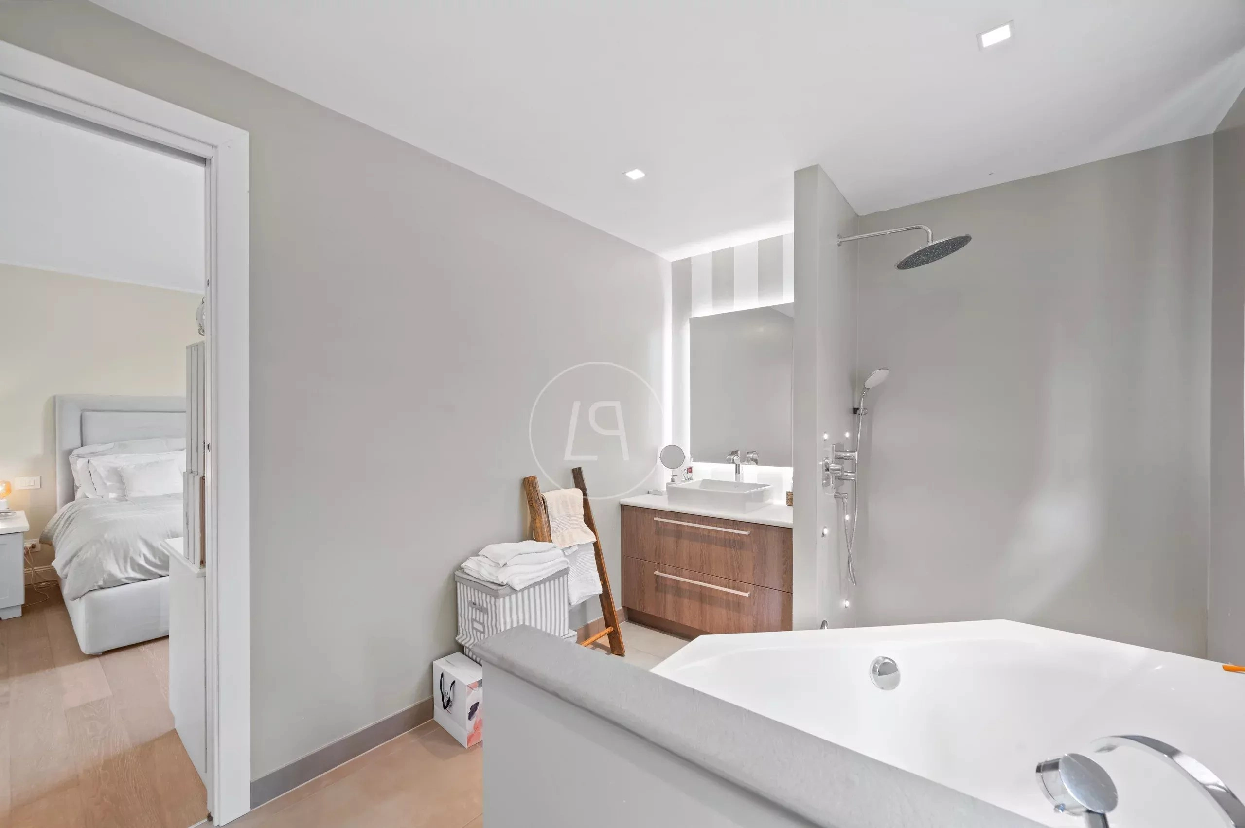 Modernes Badezimmer mit angrenzendem Schlafzimmer