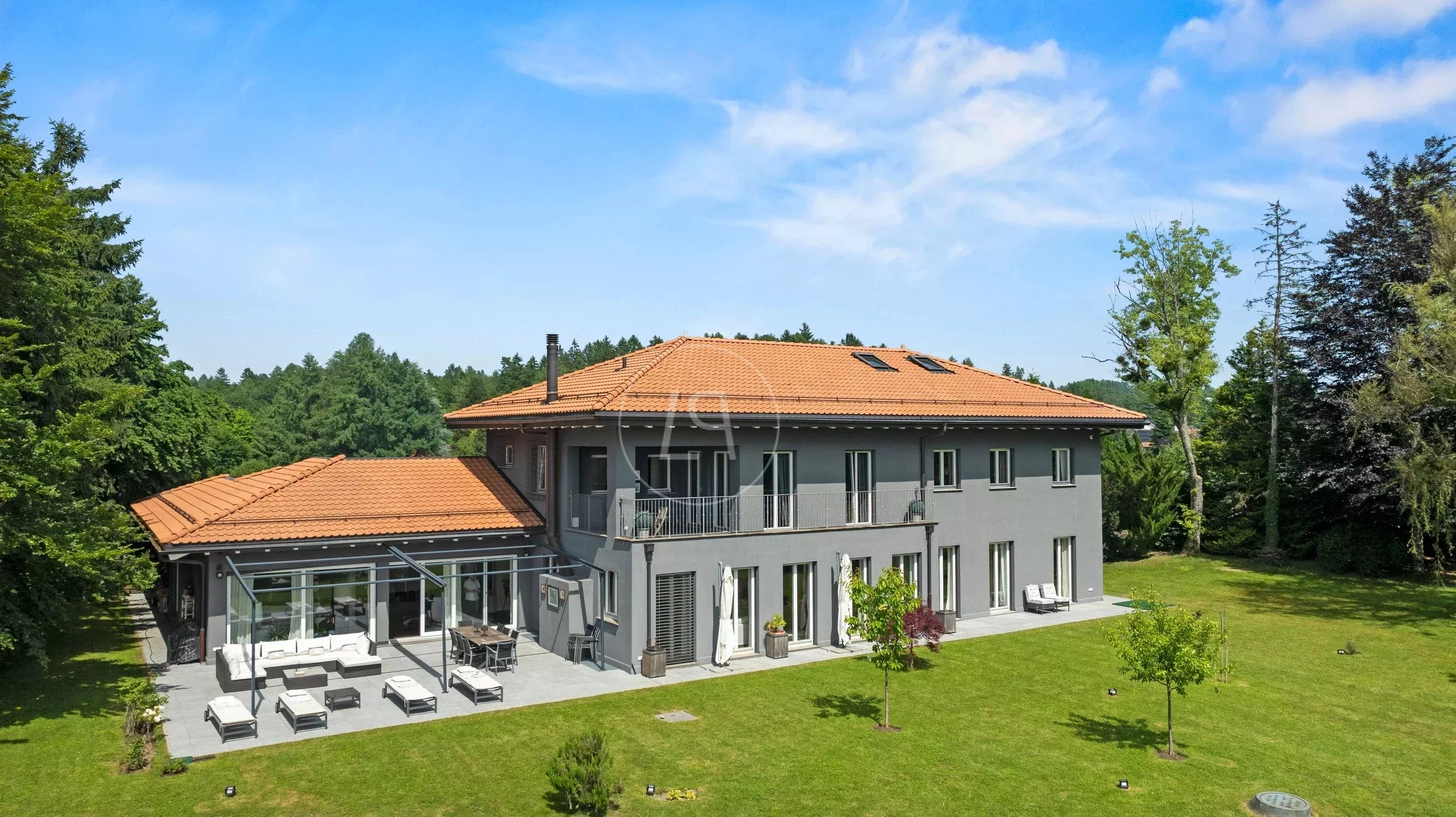 Modernes Einfamilienhaus mit großer Terrasse und Garten