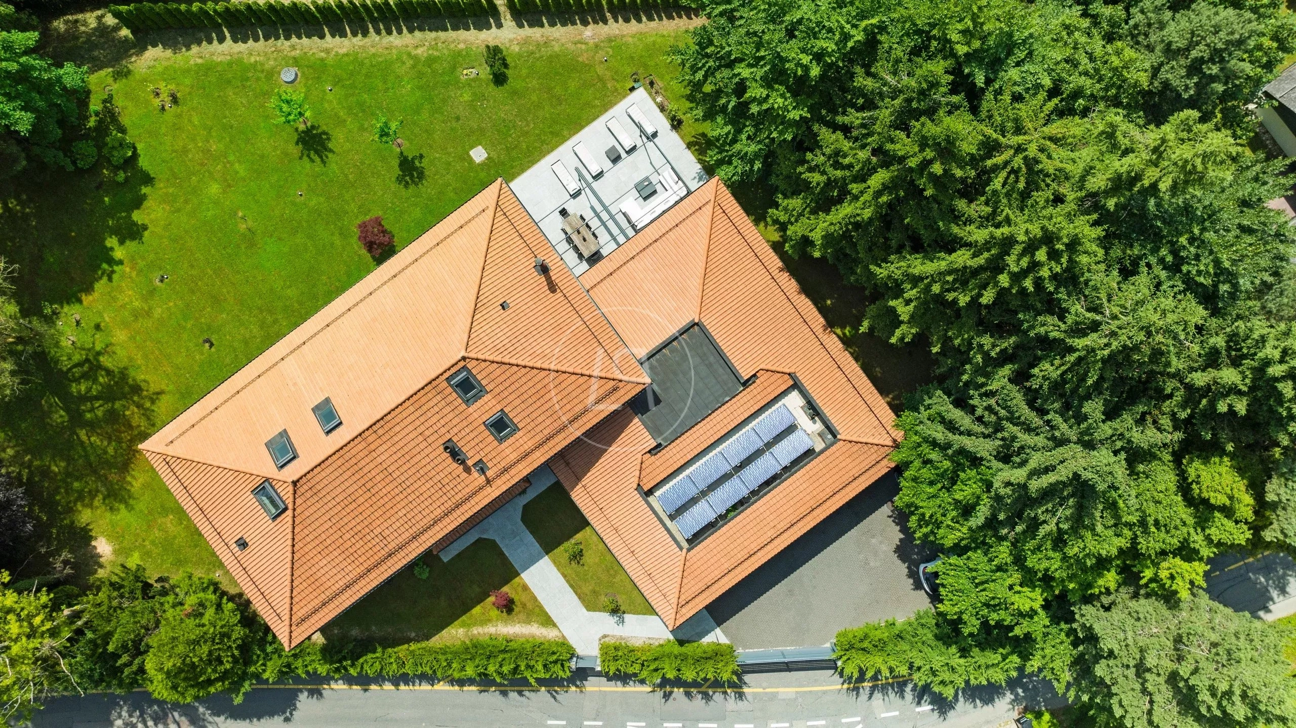 Luftaufnahme eines Einfamilienhauses mit großem Garten